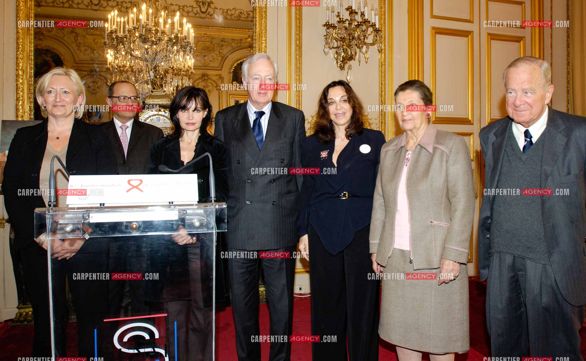 Journée mondiale des orphelins du sida présidée par Madame Simone Veil et Madame Albina du Boisrouvray. L'actrice Evelyne Bouix, le couturier Hubert de Givenchy, Madame Albina du Boisrouvray et Madame Simone Veil.           ( Exclusif )