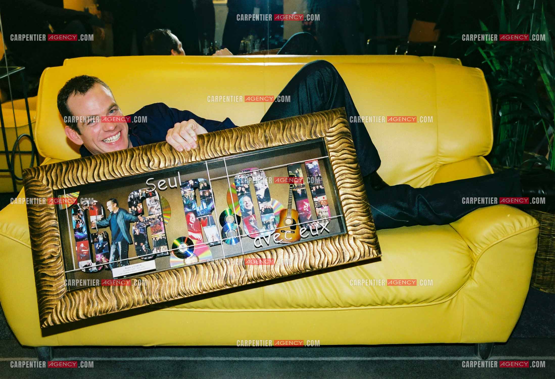 Le chanteur Garou reçoit son disque d'or pour plus de 2 millions d'albums vendus en France.    ( Exclusif )