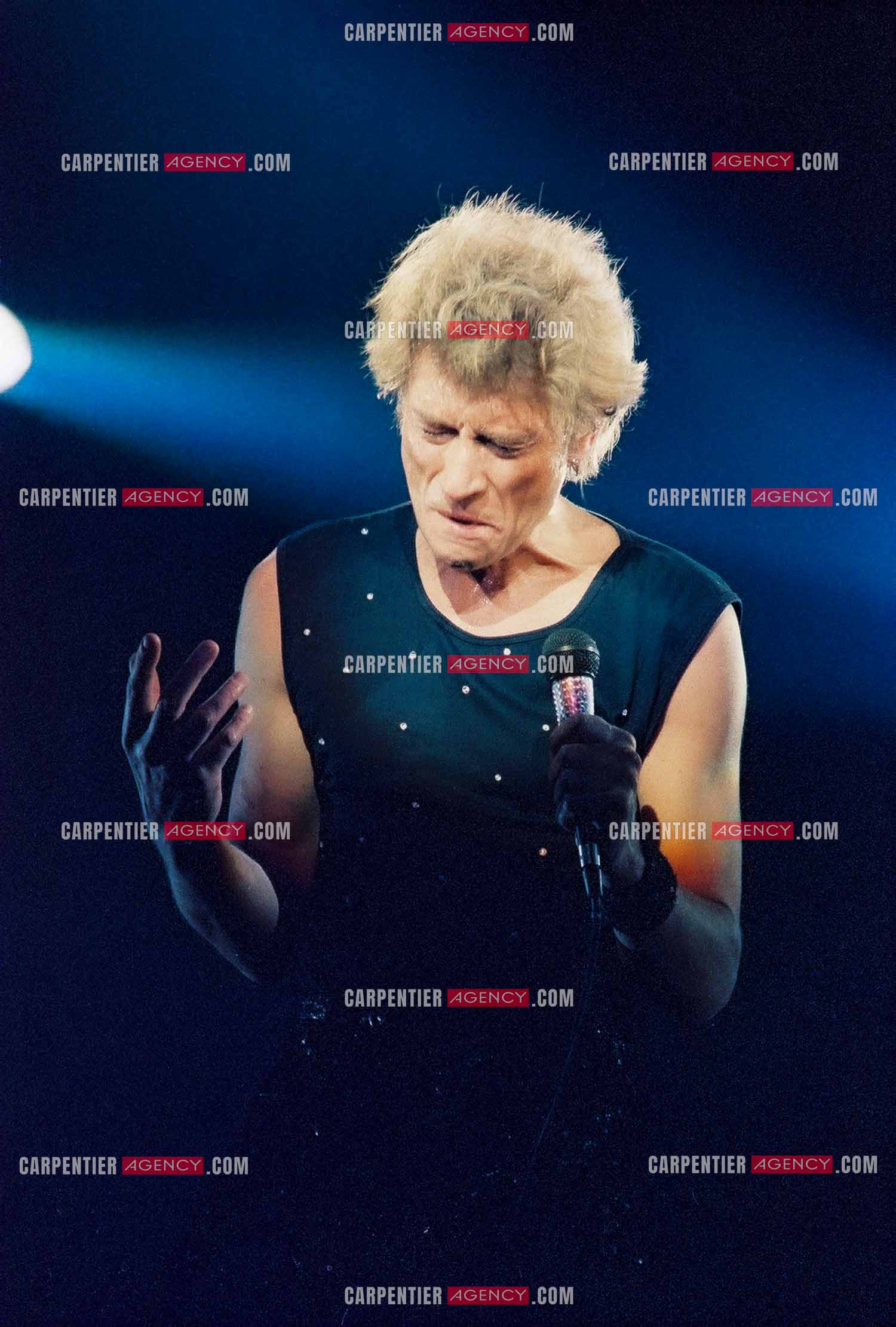 Le chanteur Johnny Hallyday en concert au Zénith de Paris du 26 octobre 1984 au 8 janvier 1985. ( Exclusif )