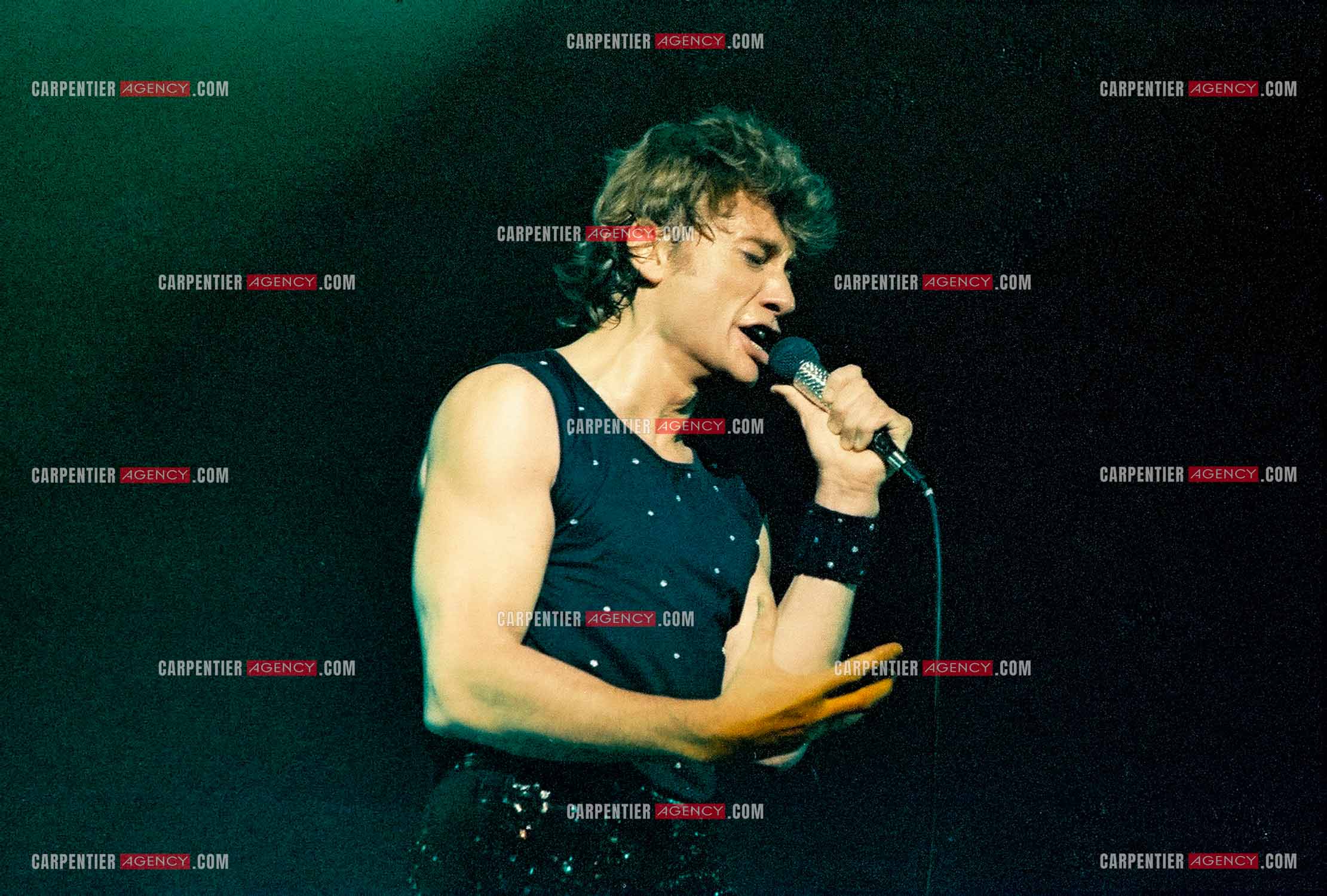 Le chanteur Johnny Hallyday en concert au Zénith de Paris du 26 octobre 1984 au 8 janvier 1985. ( Exclusif )