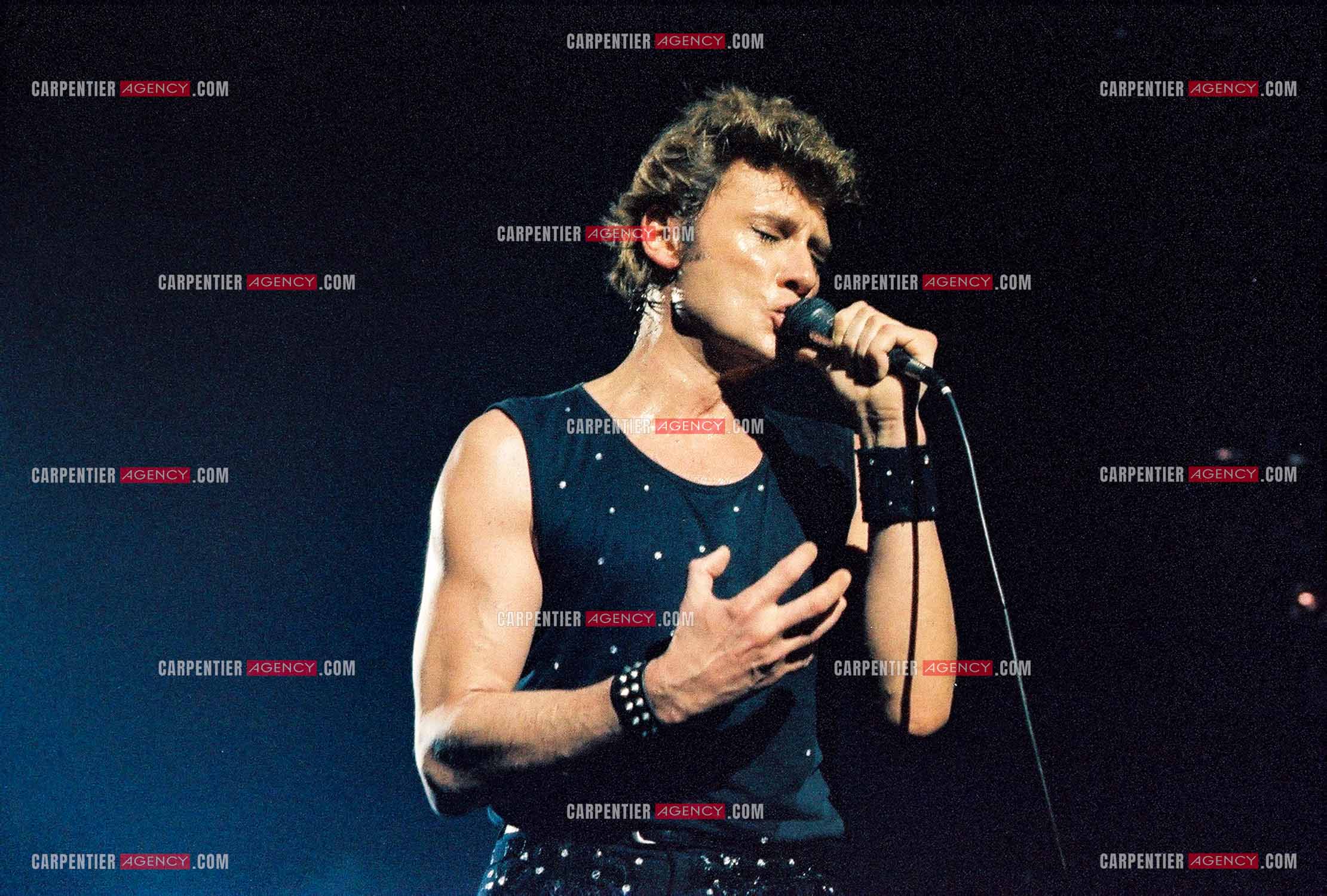Le chanteur Johnny Hallyday en concert au Zénith de Paris du 26 octobre 1984 au 8 janvier 1985. ( Exclusif )