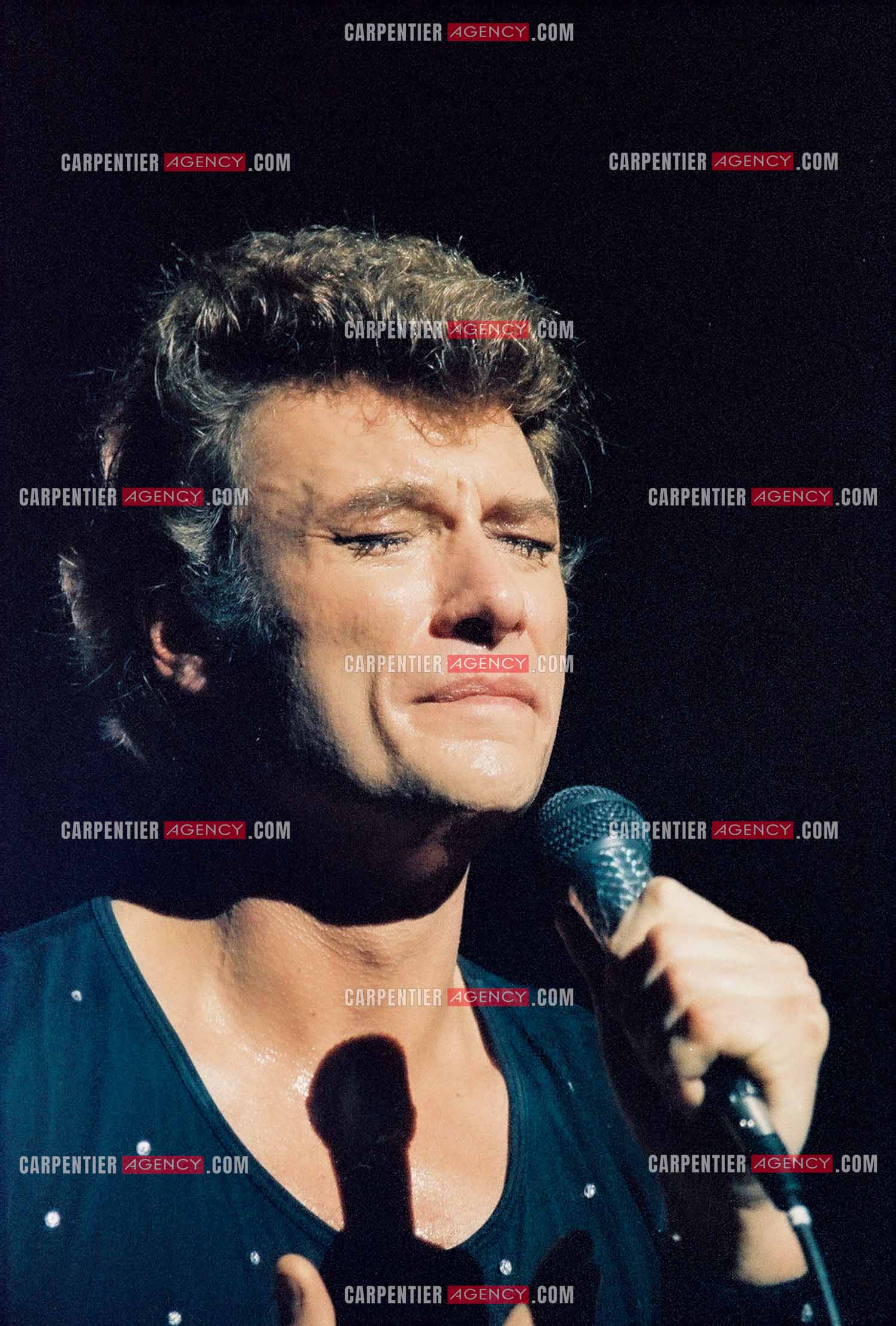 Le chanteur Johnny Hallyday en concert au Zénith de Paris du 26 octobre 1984 au 8 janvier 1985. ( Exclusif )