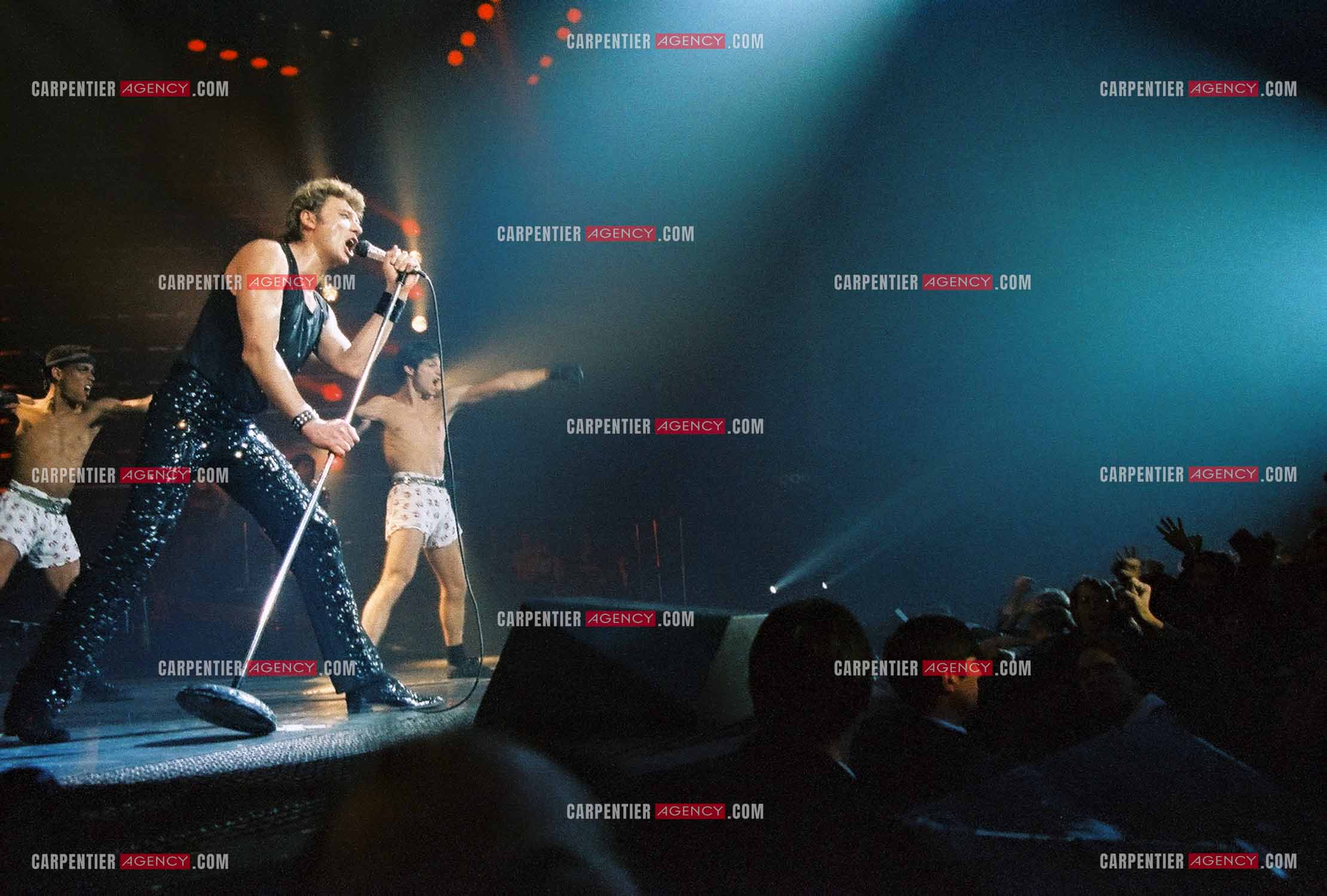 Le chanteur Johnny Hallyday en concert au Zénith de Paris du 26 octobre 1984 au 8 janvier 1985. ( Exclusif )