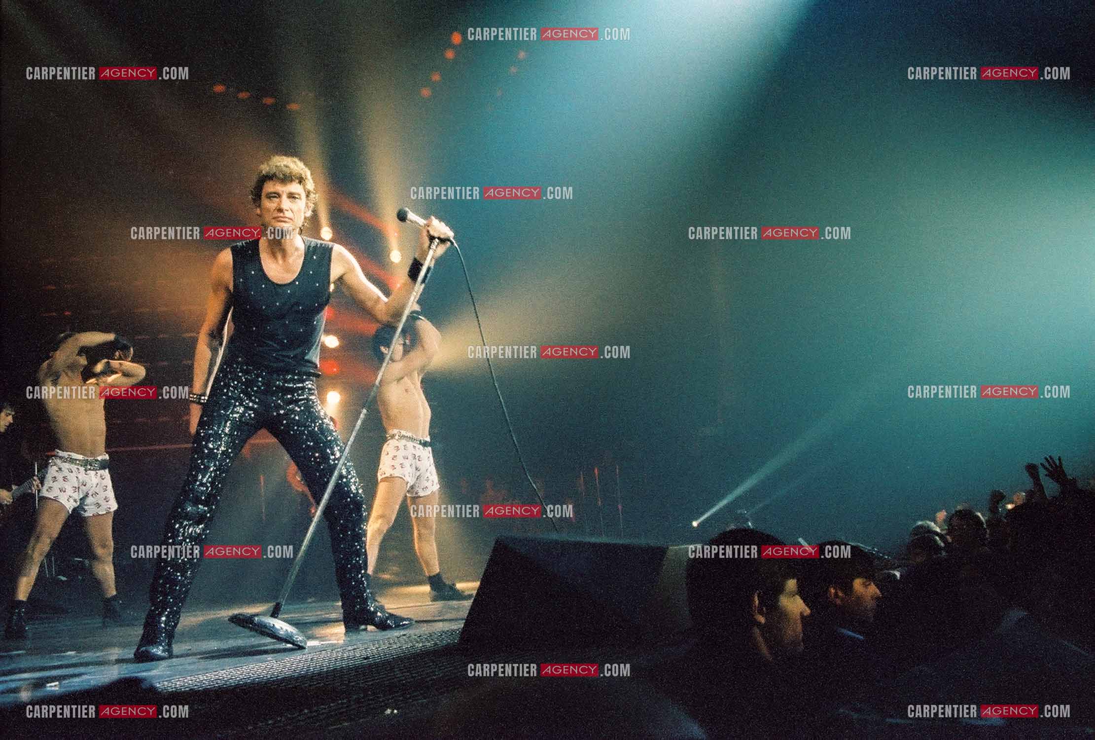 Le chanteur Johnny Hallyday en concert au Zénith de Paris du 26 octobre 1984 au 8 janvier 1985. ( Exclusif )