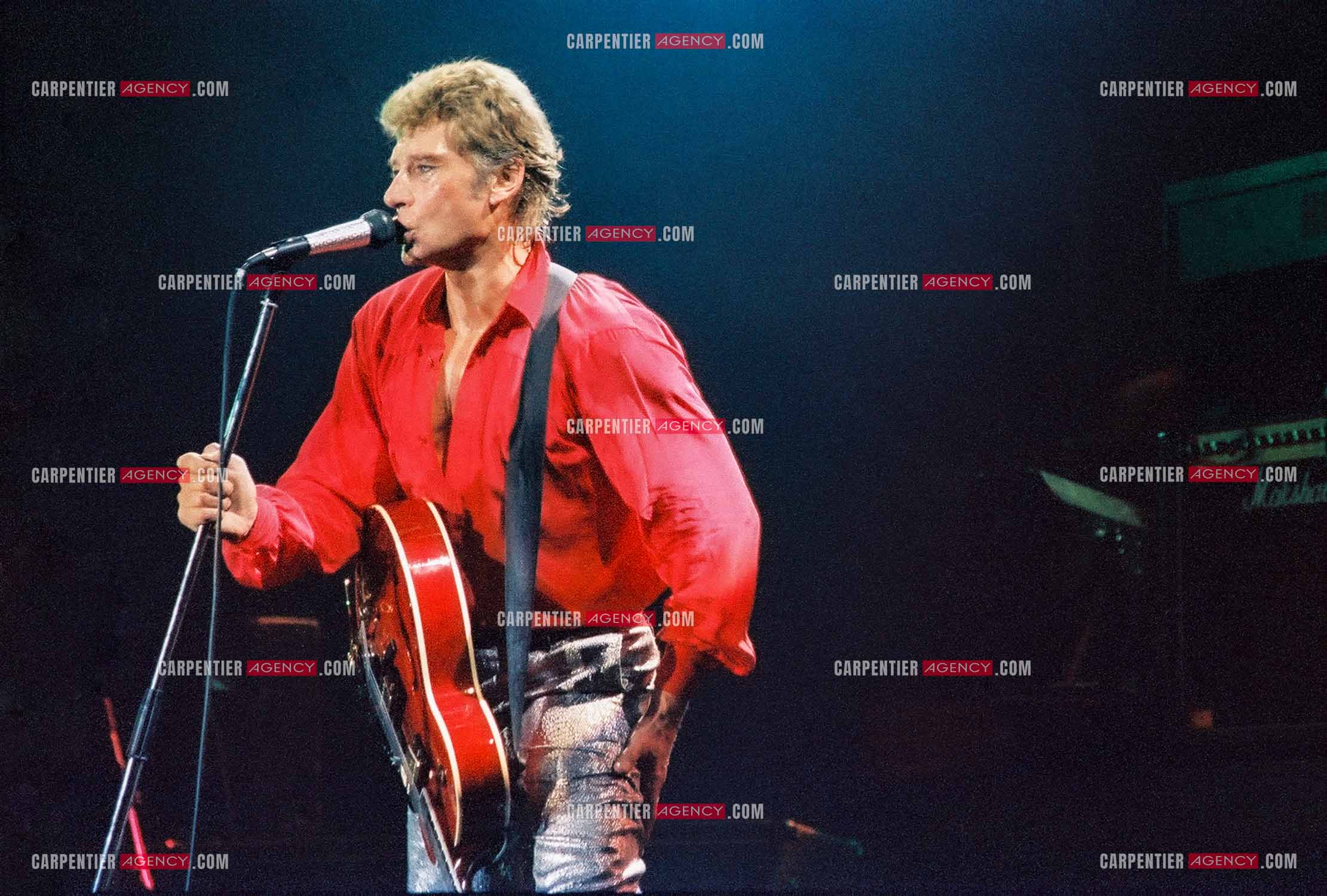 Le chanteur Johnny Hallyday en concert au Zénith de Paris du 26 octobre 1984 au 8 janvier 1985. ( Exclusif )