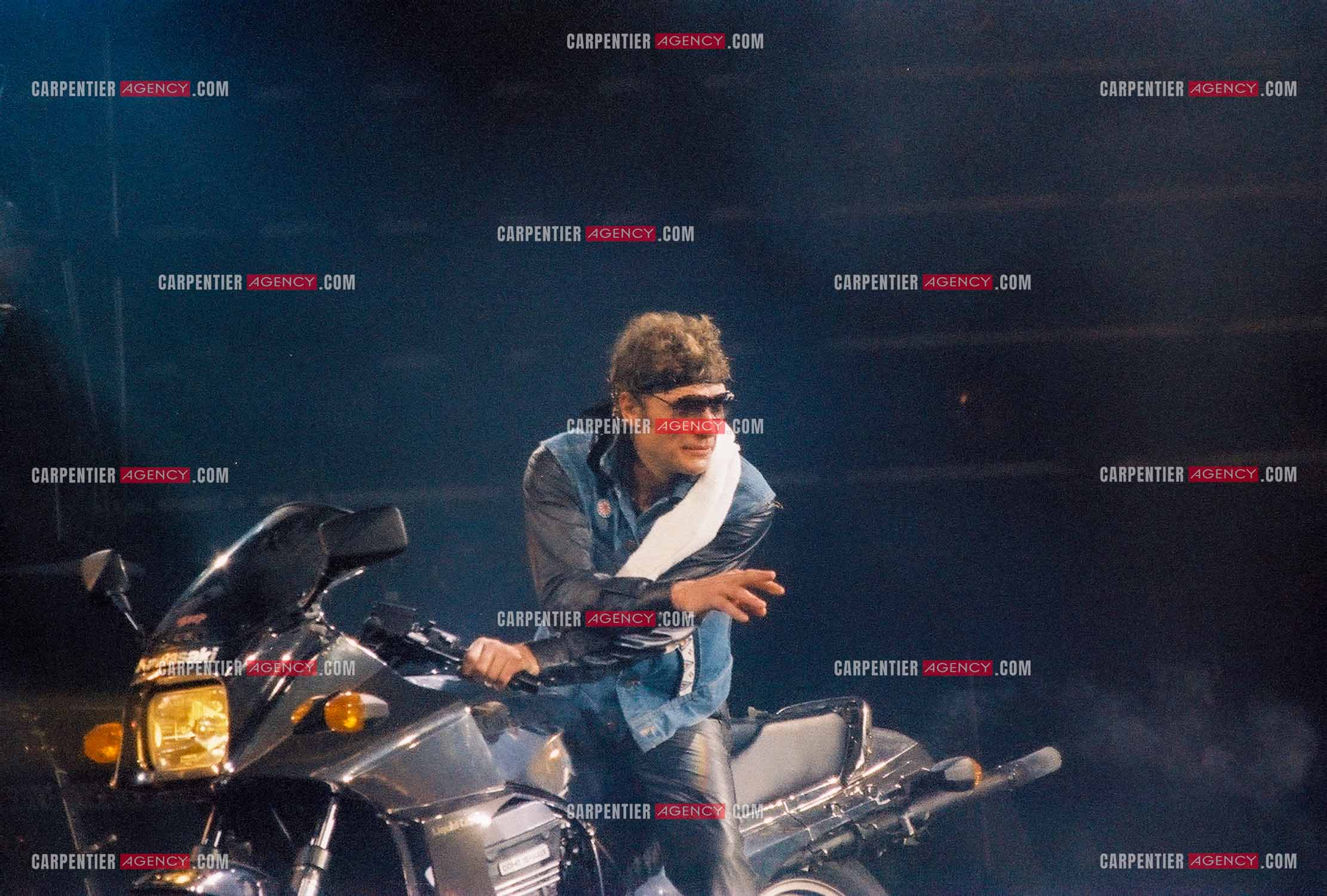 Le chanteur Johnny Hallyday en concert au Zénith de Paris du 26 octobre 1984 au 8 janvier 1985. ( Exclusif )