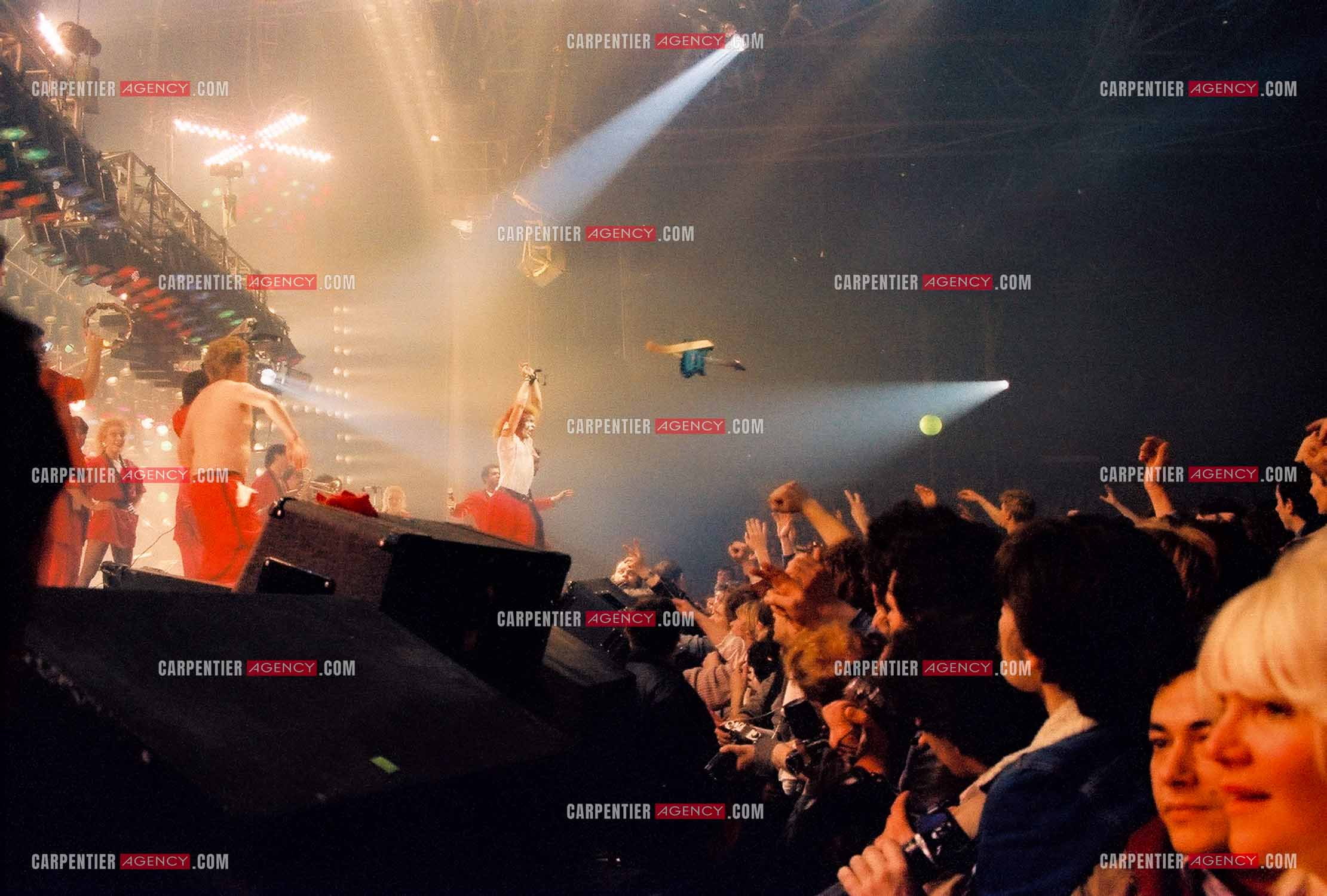 Le chanteur Johnny Hallyday en concert au Zénith de Paris du 26 octobre 1984 au 8 janvier 1985. ( Exclusif )