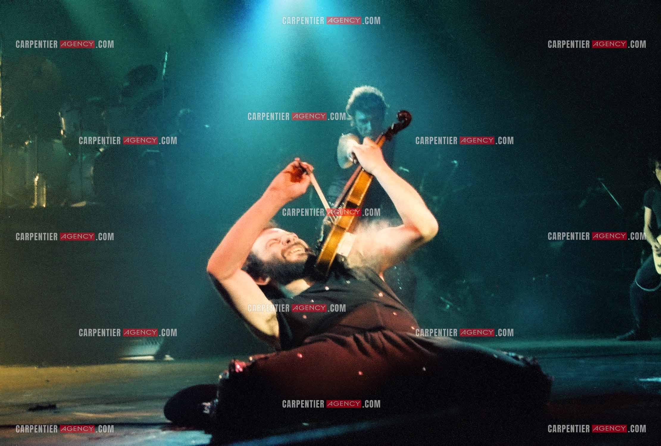 Le chanteur Johnny Hallyday en concert au Zénith de Paris du 26 octobre 1984 au 8 janvier 1985. ( Exclusif )