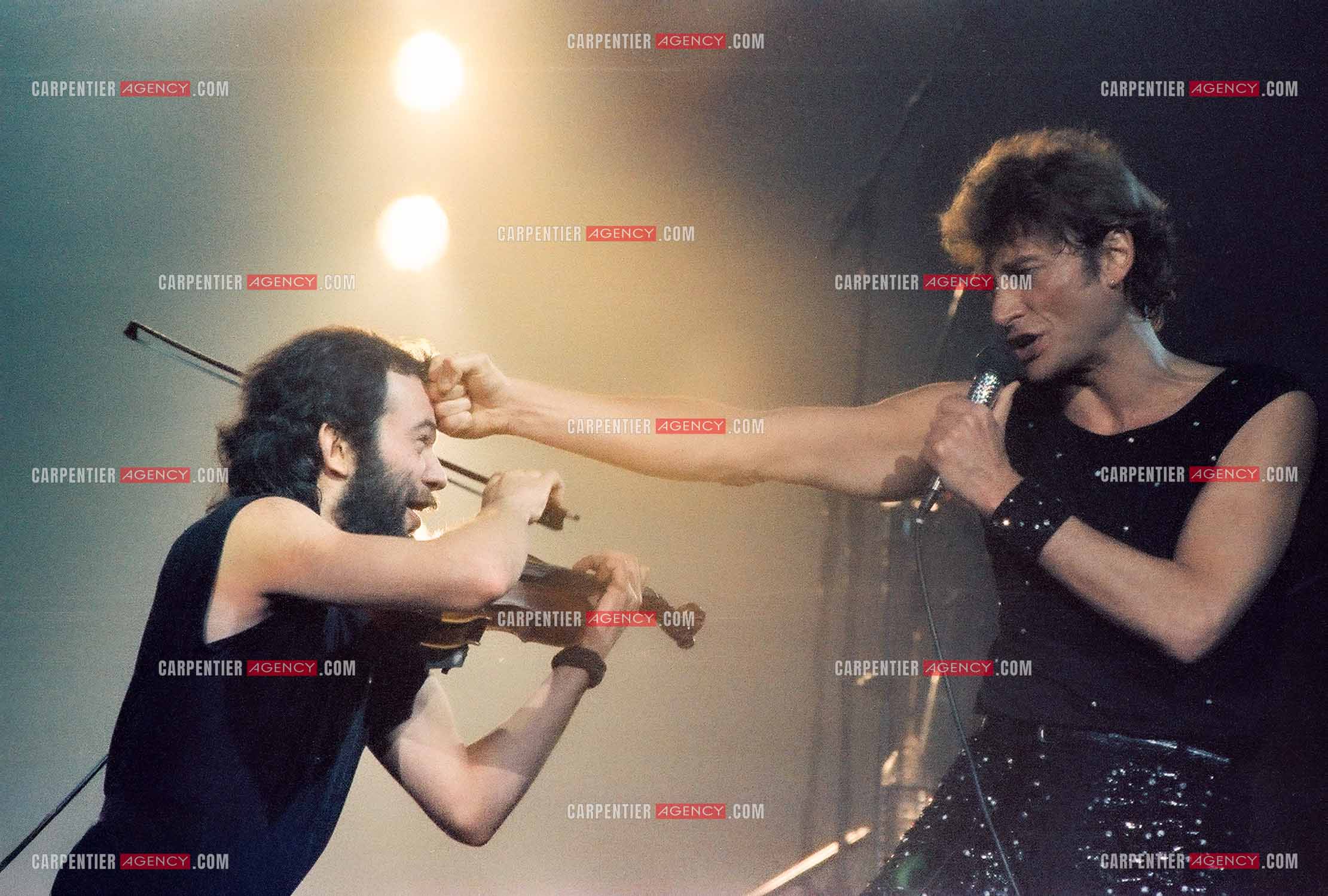 Le chanteur Johnny Hallyday en concert au Zénith de Paris du 26 octobre 1984 au 8 janvier 1985. Johnny et son violoniste Jean-Jacques Évrard pour le titre “Entre Violence et Violon“( Exclusif )