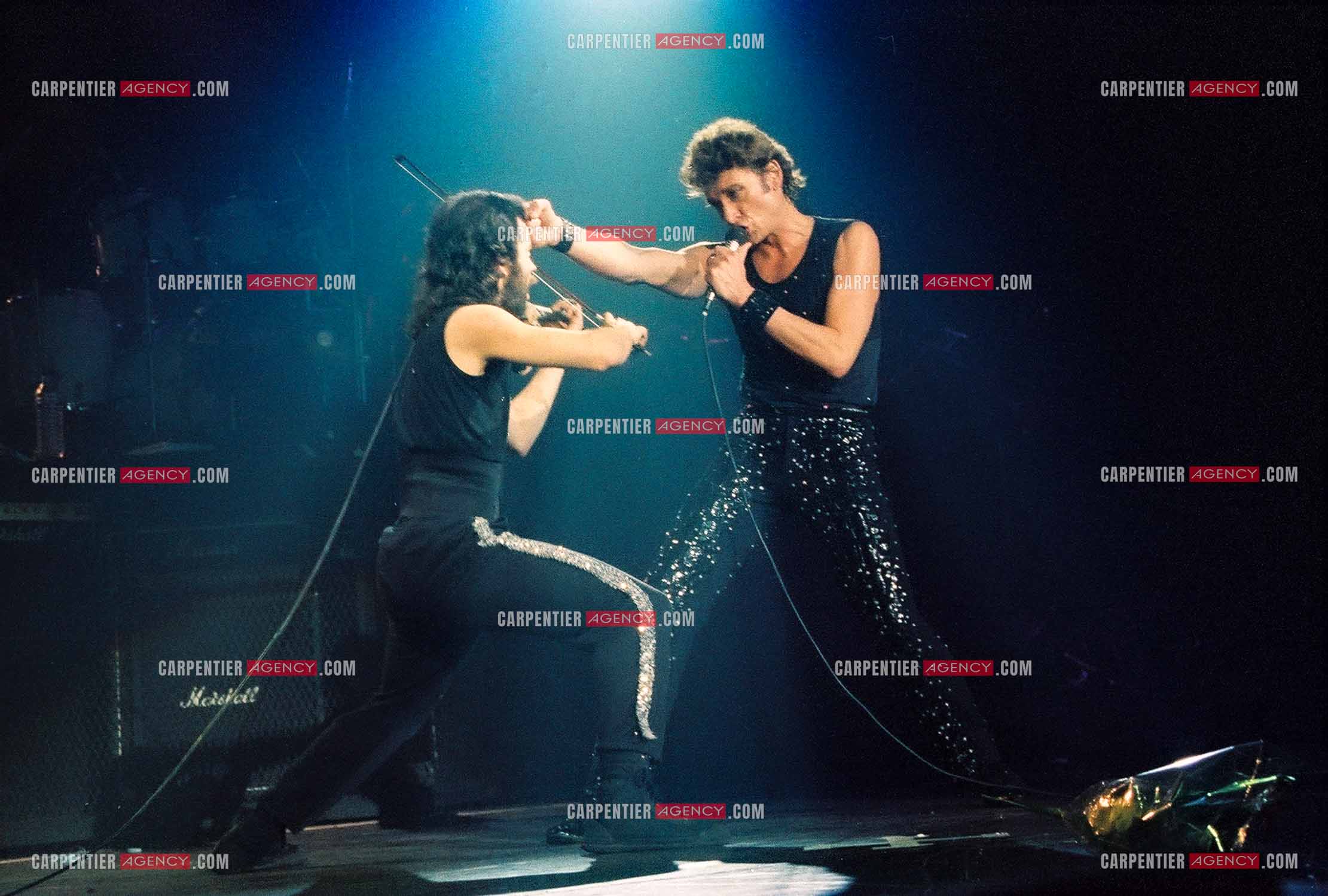 Le chanteur Johnny Hallyday en concert au Zénith de Paris du 26 octobre 1984 au 8 janvier 1985. Johnny et son violoniste Jean-Jacques Évrard pour le titre “Entre Violence et Violon“( Exclusif )