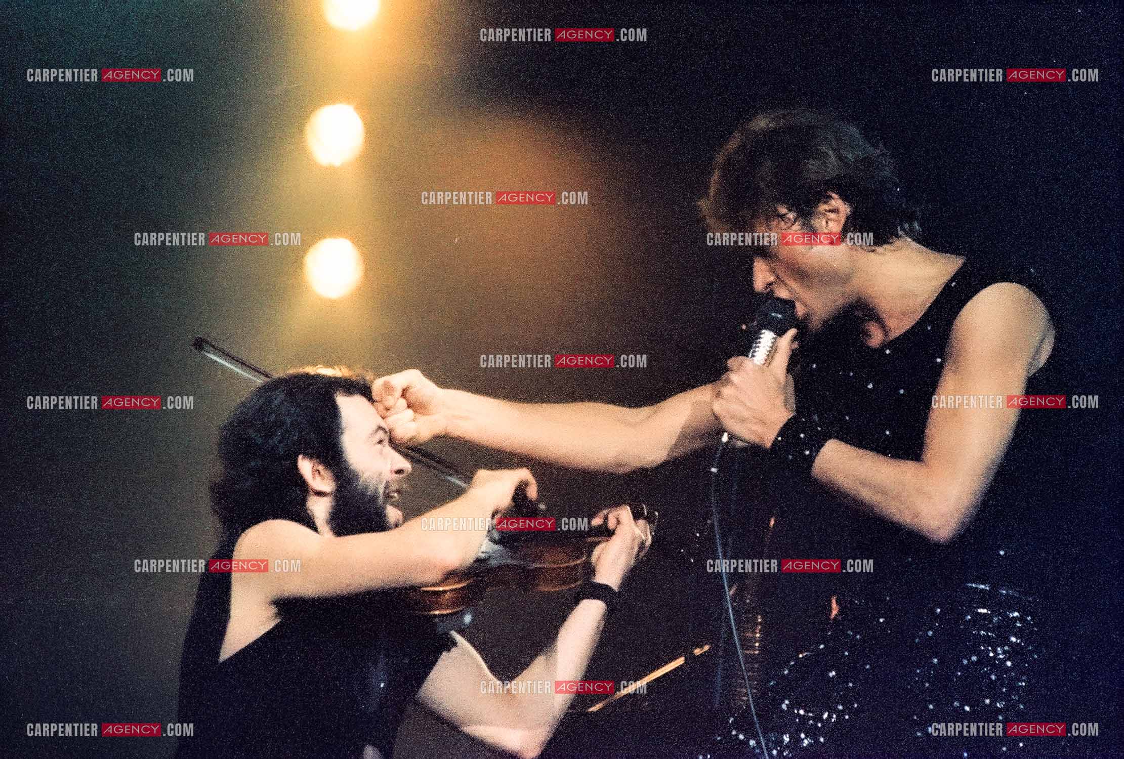Le chanteur Johnny Hallyday en concert au Zénith de Paris du 26 octobre 1984 au 8 janvier 1985. Johnny et son violoniste Jean-Jacques Évrard pour le titre “Entre Violence et Violon“( Exclusif )