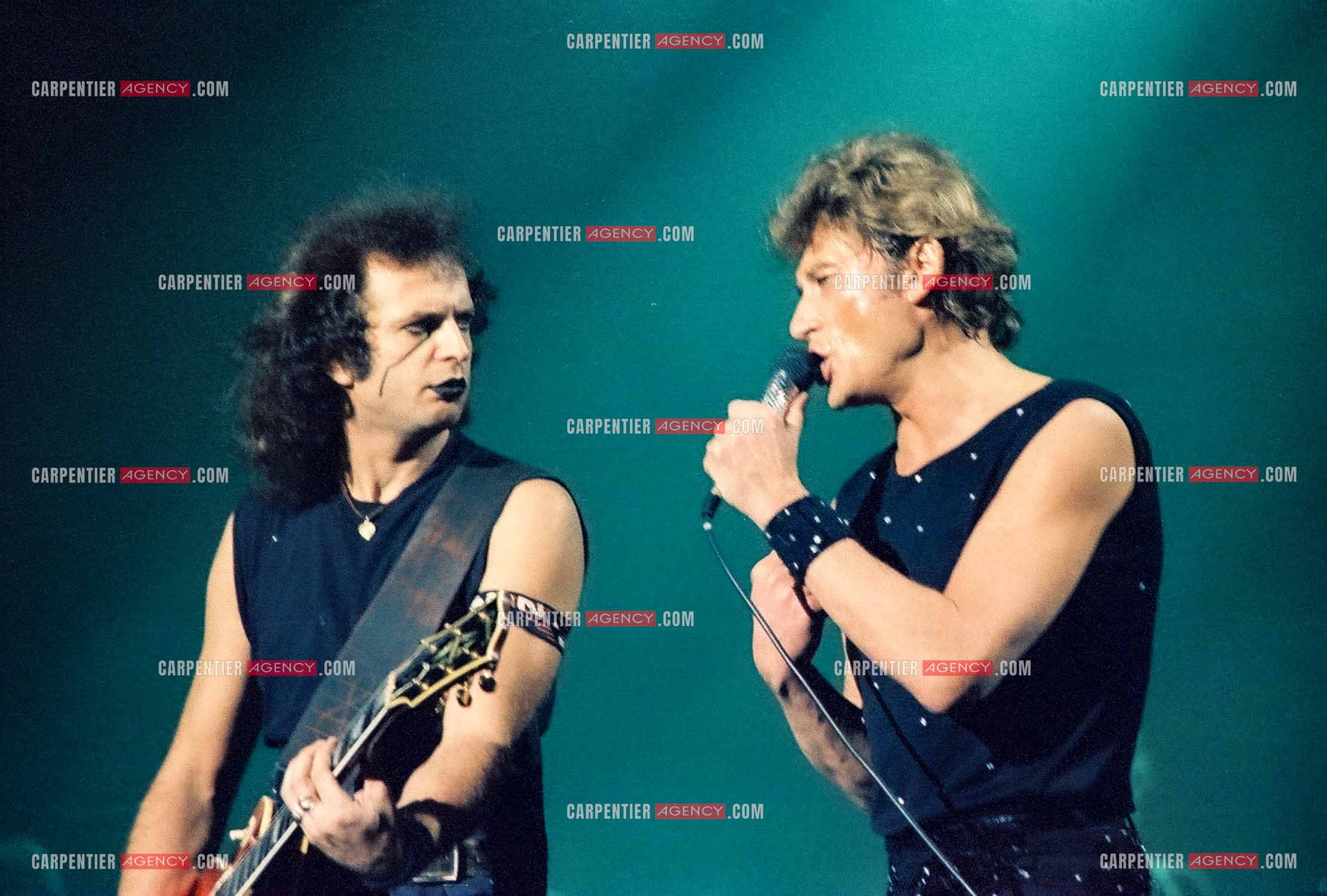 Le chanteur Johnny Hallyday en concert au Zénith de Paris du 26 octobre 1984 au 8 janvier 1985. Johnny et son guitariste Marc Demelemester dit Rocky. ( Exclusif )
