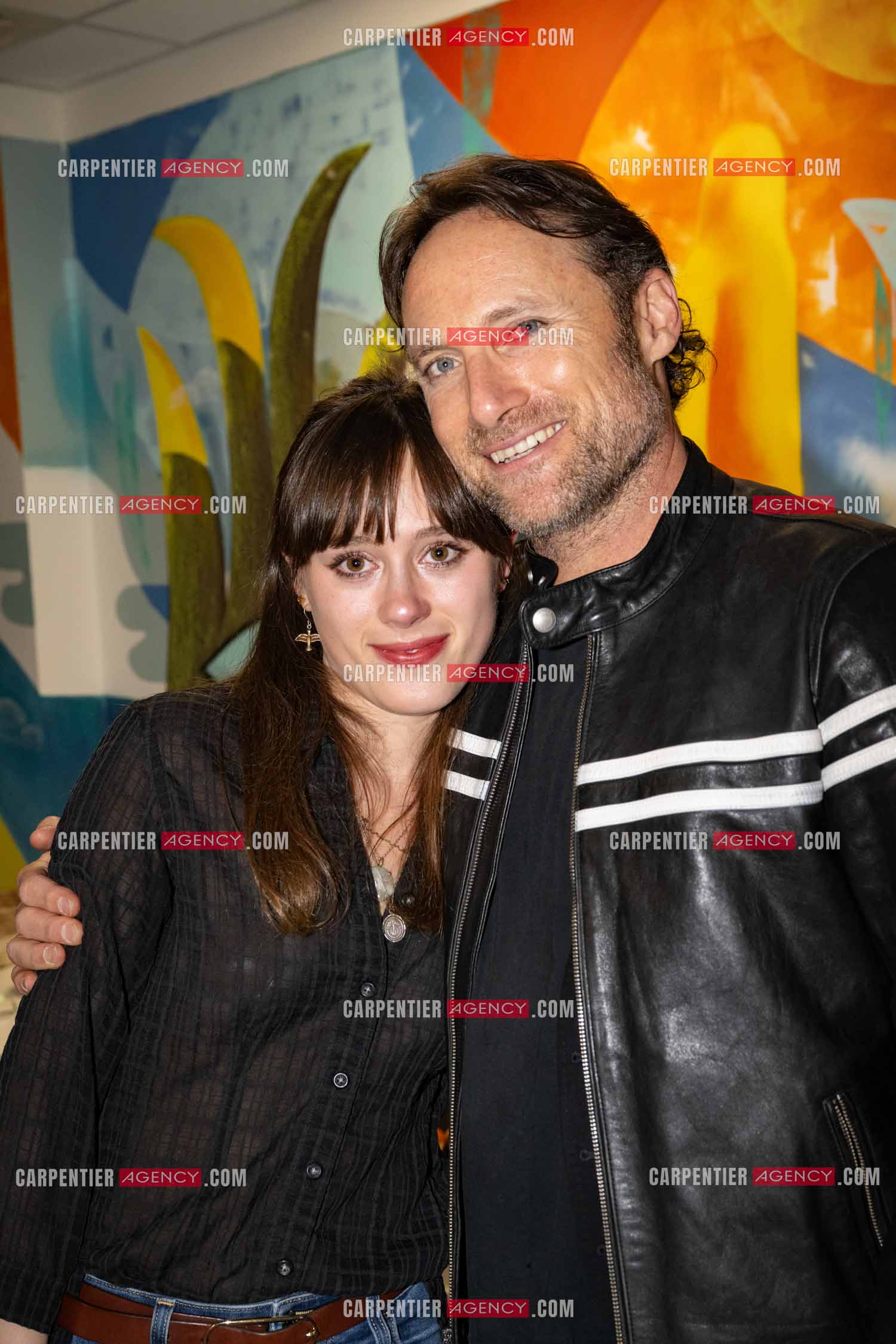 Le chanteur Christopher Stills, fils de Stephen Stills et de Véronique Sanson assurant la première partie des trois concerts à la Seine Musicale de sa mère la chanteuse Véronique Sanson. Dans la loge, Christopher Stills et sa fille Sarenne Stills. ( Exclusif )