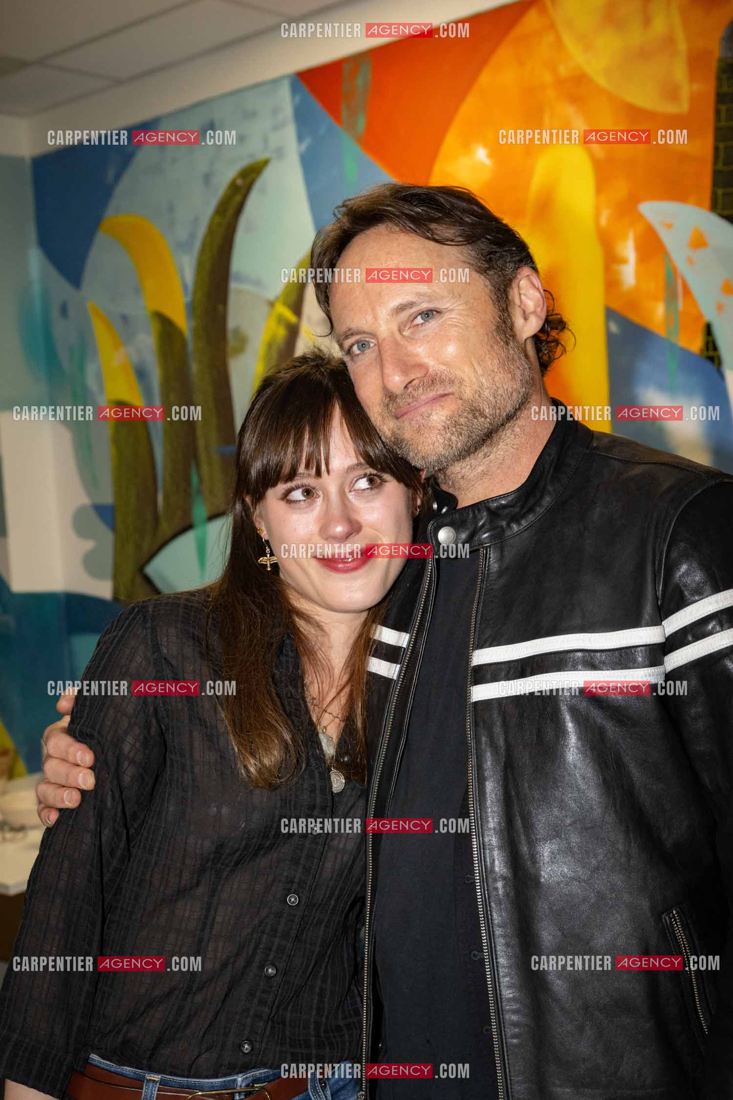 Le chanteur Christopher Stills, fils de Stephen Stills et de Véronique Sanson assurant la première partie des trois concerts à la Seine Musicale de sa mère la chanteuse Véronique Sanson. Dans la loge, Christopher Stills et sa fille Sarenne Stills. ( Exclusif )