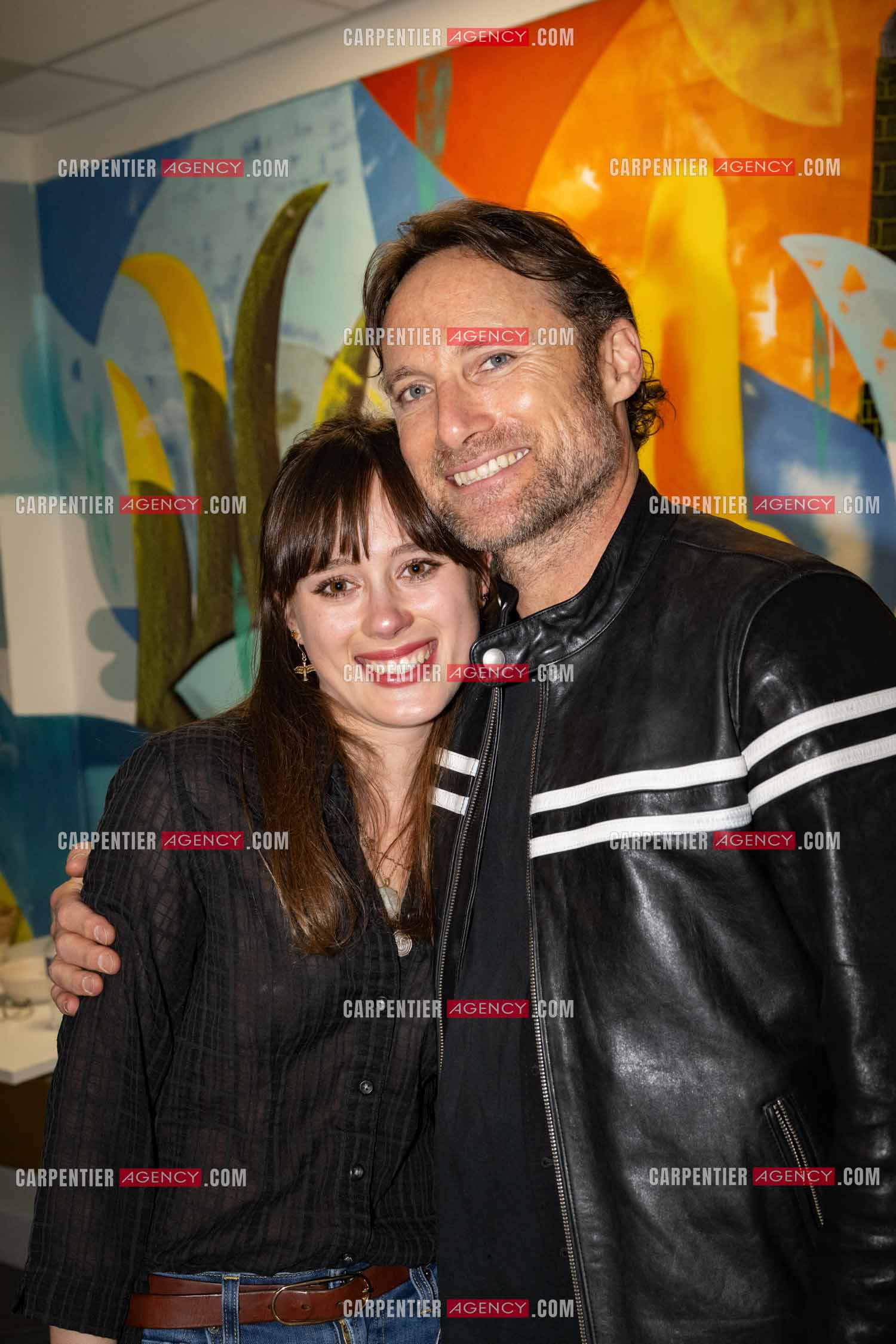 Le chanteur Christopher Stills, fils de Stephen Stills et de Véronique Sanson assurant la première partie des trois concerts à la Seine Musicale de sa mère la chanteuse Véronique Sanson. Dans la loge, Christopher Stills et sa fille Sarenne Stills. ( Exclusif )