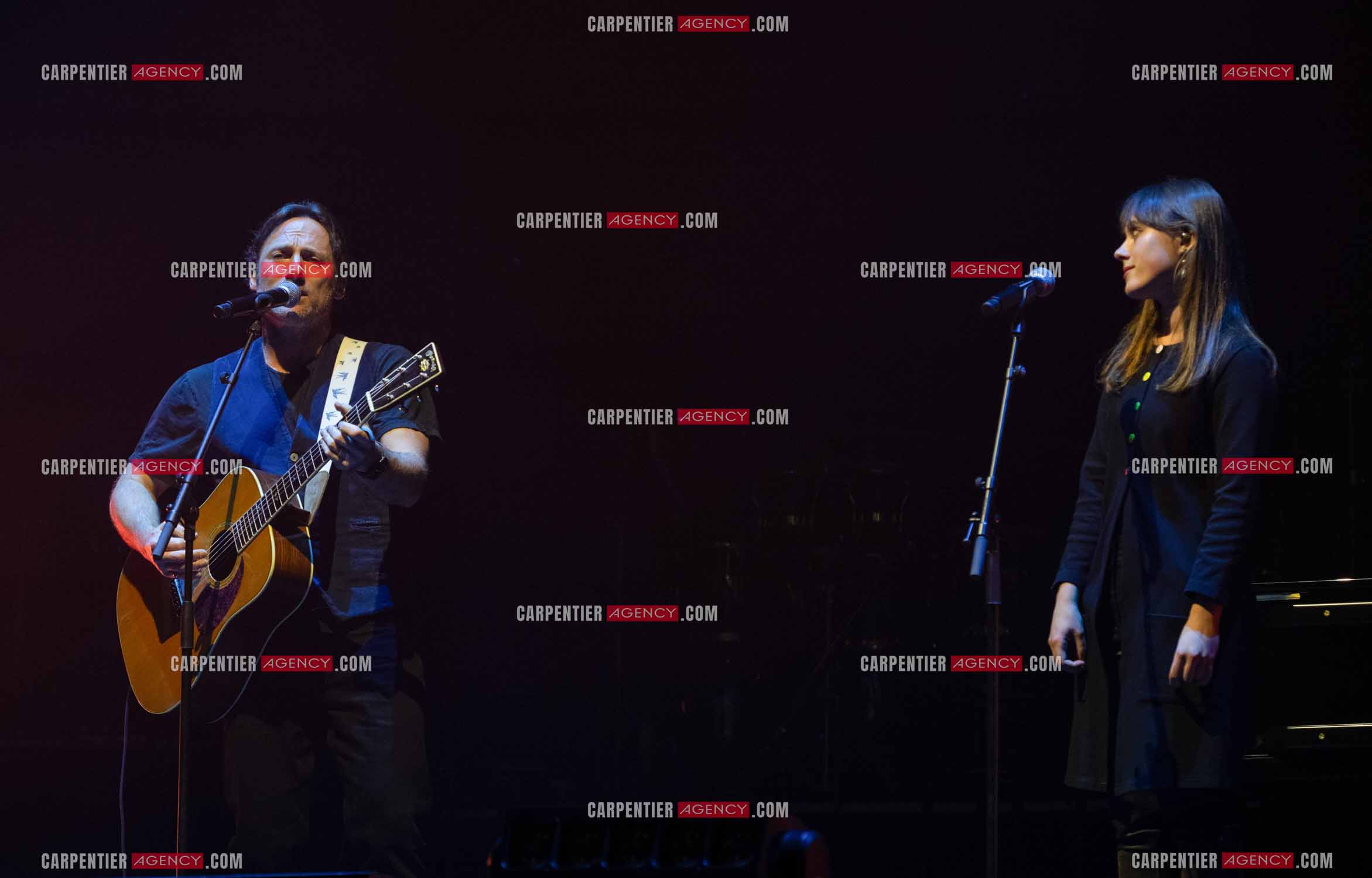 Le chanteur Christopher Stills, fils de Stephen Stills et de Véronique Sanson assurant la première partie des trois concerts à la Seine Musicale de sa mère la chanteuse Véronique Sanson. Christopher Stills en duo avec sa fille Sarenne.  ( Exclusif )