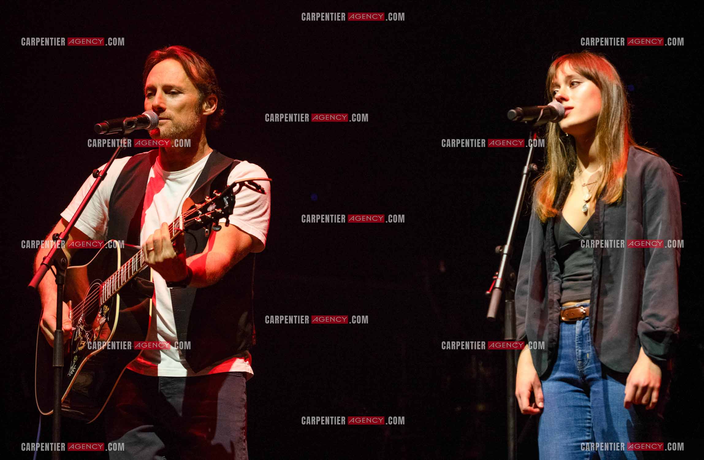 Le chanteur Christopher Stills, fils de Stephen Stills et de Véronique Sanson assurant la première partie des trois concerts à la Seine Musicale de sa mère la chanteuse Véronique Sanson. Christopher Stills en duo avec sa fille Sarenne.  ( Exclusif )
