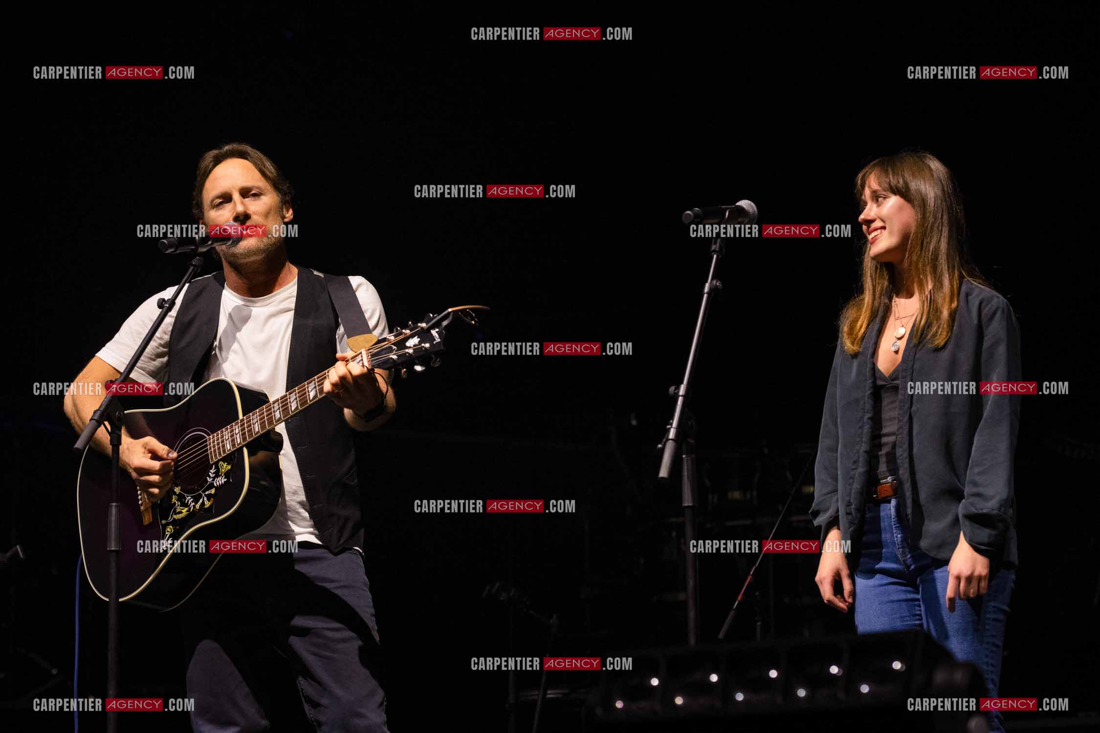 Le chanteur Christopher Stills, fils de Stephen Stills et de Véronique Sanson assurant la première partie des trois concerts à la Seine Musicale de sa mère la chanteuse Véronique Sanson. Christopher Stills en duo avec sa fille Sarenne.  ( Exclusif )