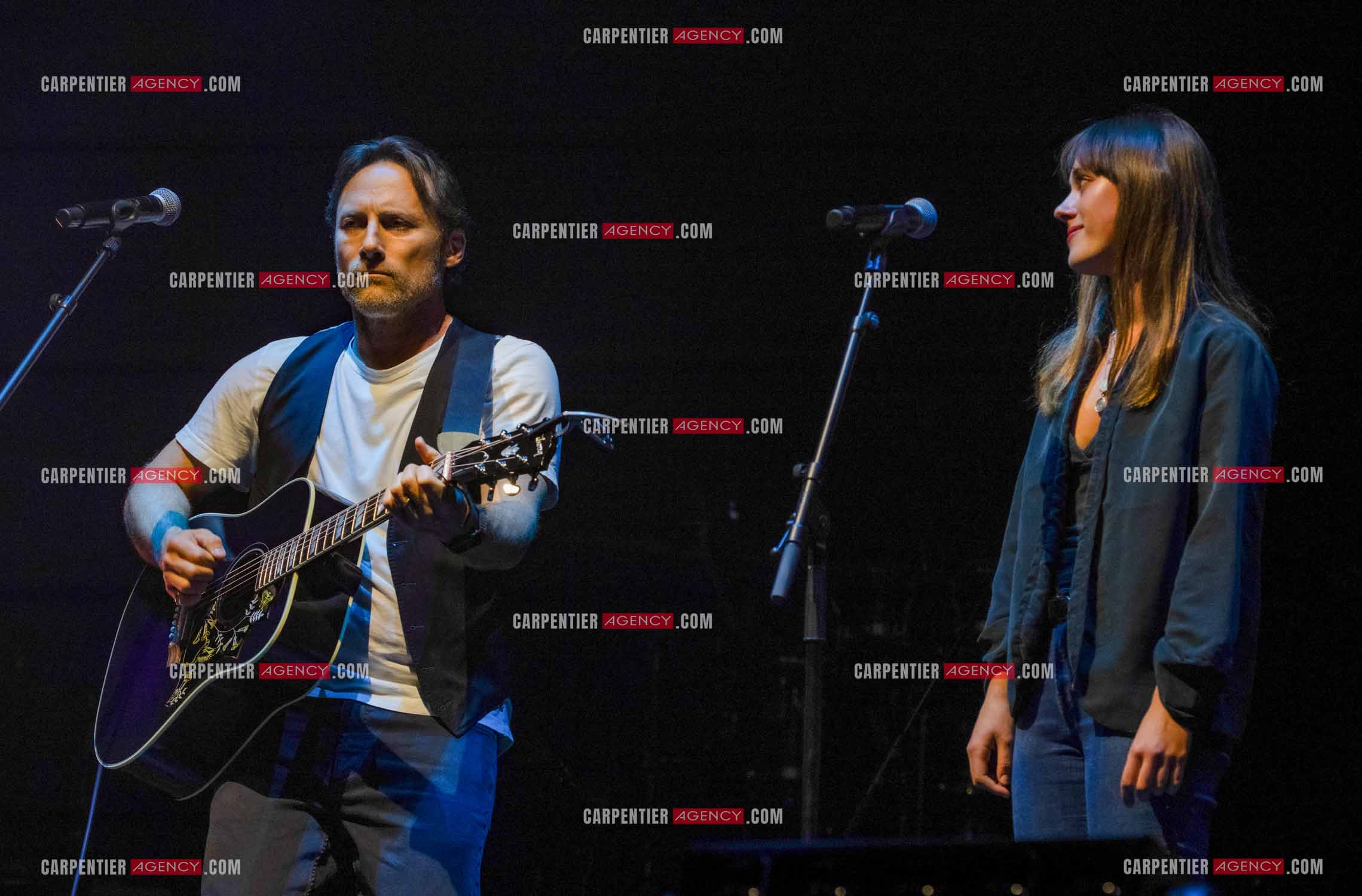 Le chanteur Christopher Stills, fils de Stephen Stills et de Véronique Sanson assurant la première partie des trois concerts à la Seine Musicale de sa mère la chanteuse Véronique Sanson. Christopher Stills en duo avec sa fille Sarenne.  ( Exclusif )