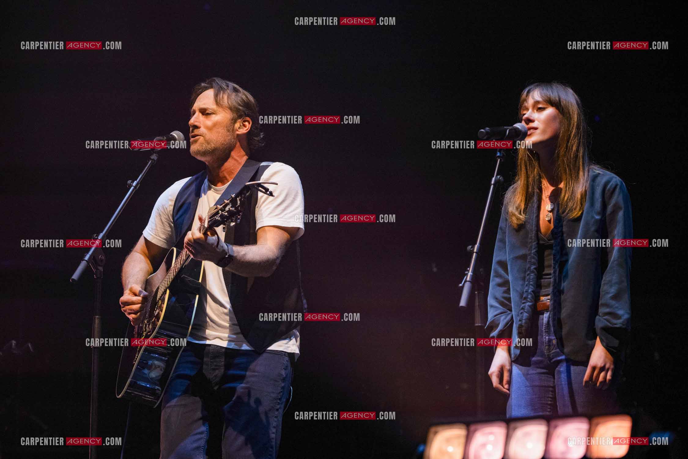 Le chanteur Christopher Stills, fils de Stephen Stills et de Véronique Sanson assurant la première partie des trois concerts à la Seine Musicale de sa mère la chanteuse Véronique Sanson. Christopher Stills en duo avec sa fille Sarenne.  ( Exclusif )