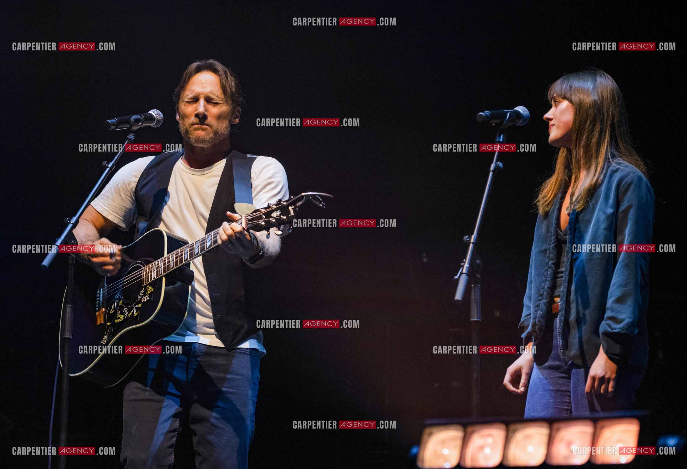 Le chanteur Christopher Stills, fils de Stephen Stills et de Véronique Sanson assurant la première partie des trois concerts à la Seine Musicale de sa mère la chanteuse Véronique Sanson. Christopher Stills en duo avec sa fille Sarenne.  ( Exclusif )
