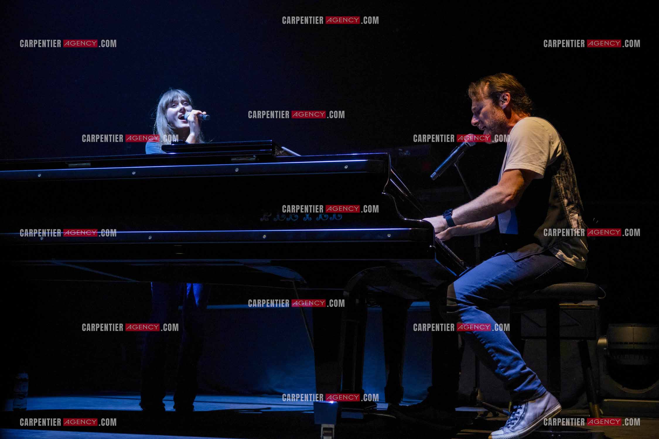 Le chanteur Christopher Stills, fils de Stephen Stills et de Véronique Sanson assurant la première partie des trois concerts à la Seine Musicale de sa mère la chanteuse Véronique Sanson. Christopher Stills en duo avec sa fille Sarenne.  ( Exclusif )