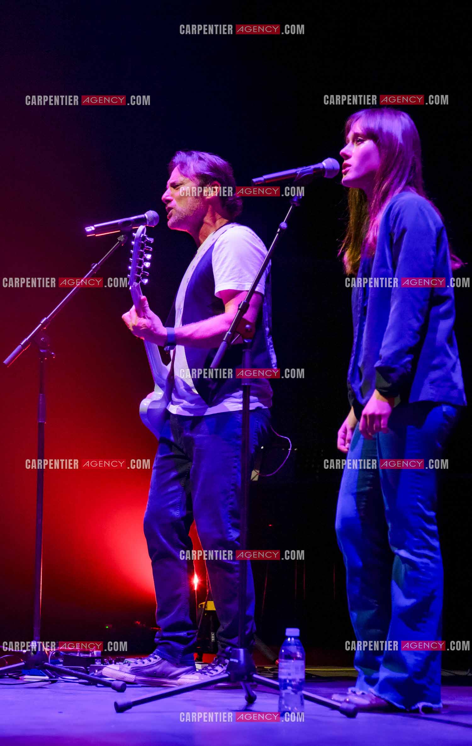 Le chanteur Christopher Stills, fils de Stephen Stills et de Véronique Sanson assurant la première partie des trois concerts à la Seine Musicale de sa mère la chanteuse Véronique Sanson. Christopher Stills en duo avec sa fille Sarenne.  ( Exclusif )