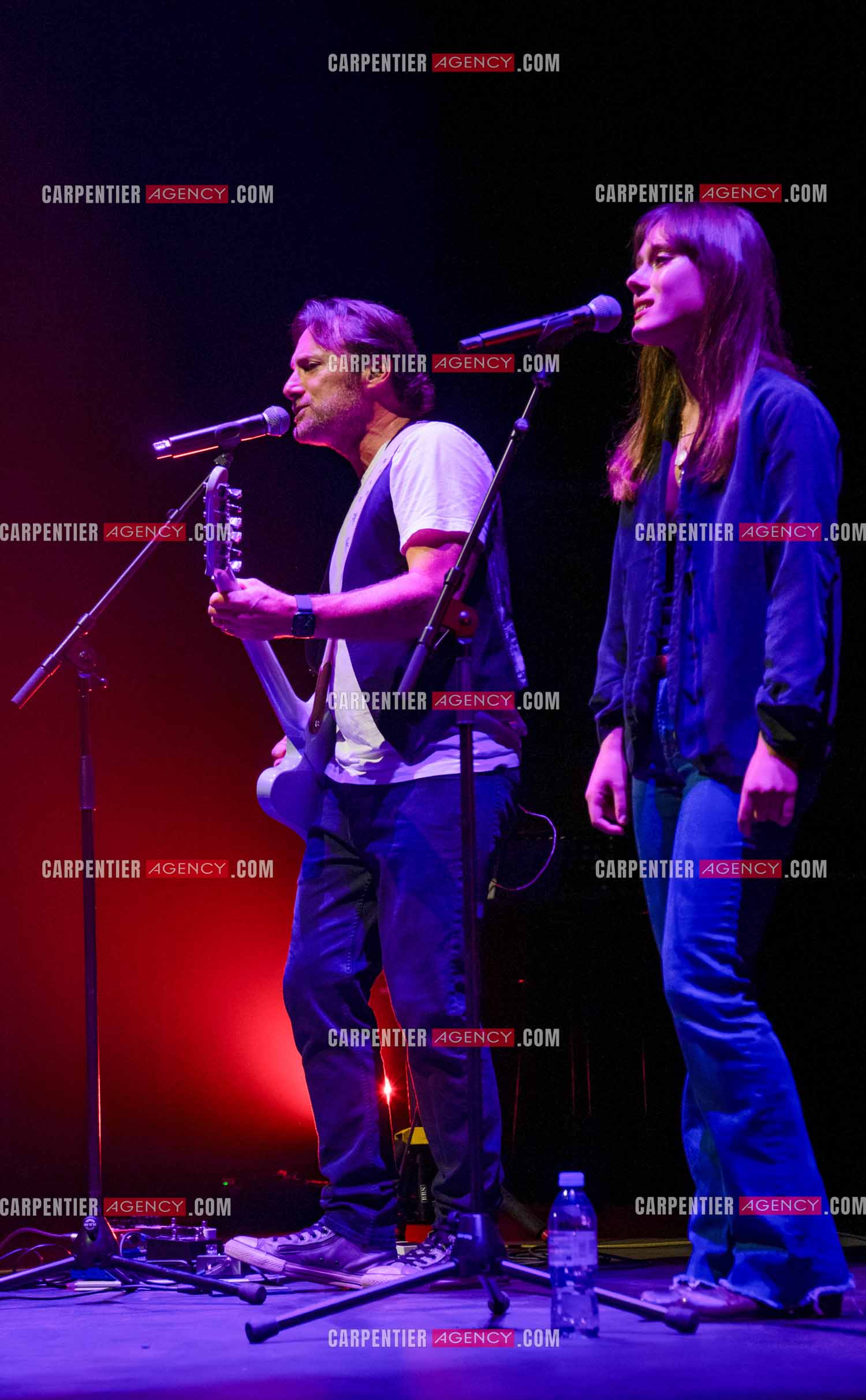 Le chanteur Christopher Stills, fils de Stephen Stills et de Véronique Sanson assurant la première partie des trois concerts à la Seine Musicale de sa mère la chanteuse Véronique Sanson. Christopher Stills en duo avec sa fille Sarenne.  ( Exclusif )