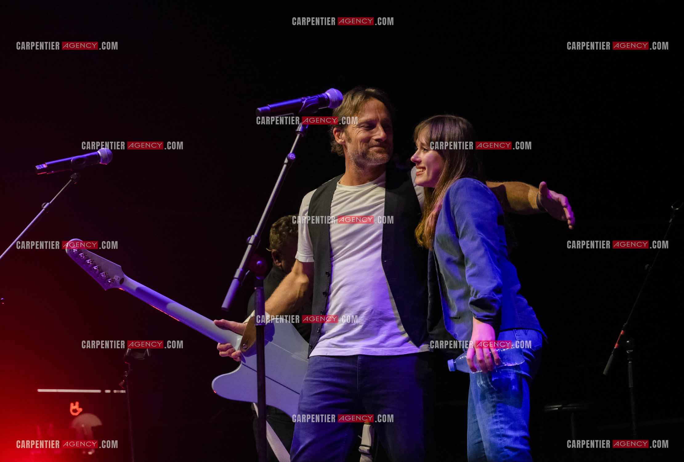 Le chanteur Christopher Stills, fils de Stephen Stills et de Véronique Sanson assurant la première partie des trois concerts à la Seine Musicale de sa mère la chanteuse Véronique Sanson. Christopher Stills en duo avec sa fille Sarenne.  ( Exclusif )