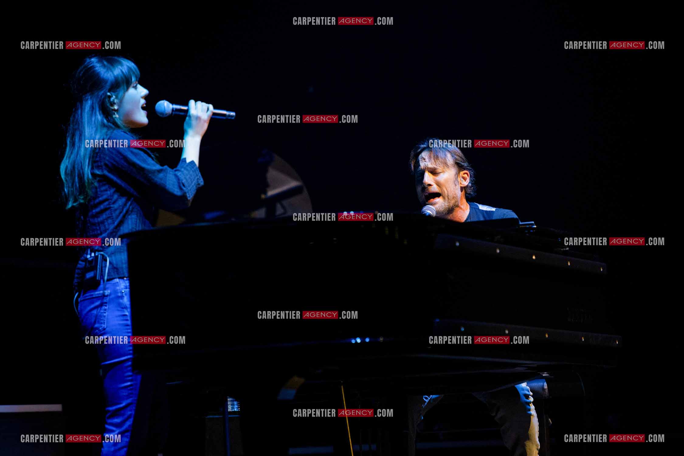 Le chanteur Christopher Stills, fils de Stephen Stills et de Véronique Sanson assurant la première partie des trois concerts à la Seine Musicale de sa mère la chanteuse Véronique Sanson. Christopher Stills en duo avec sa fille Sarenne.  ( Exclusif )