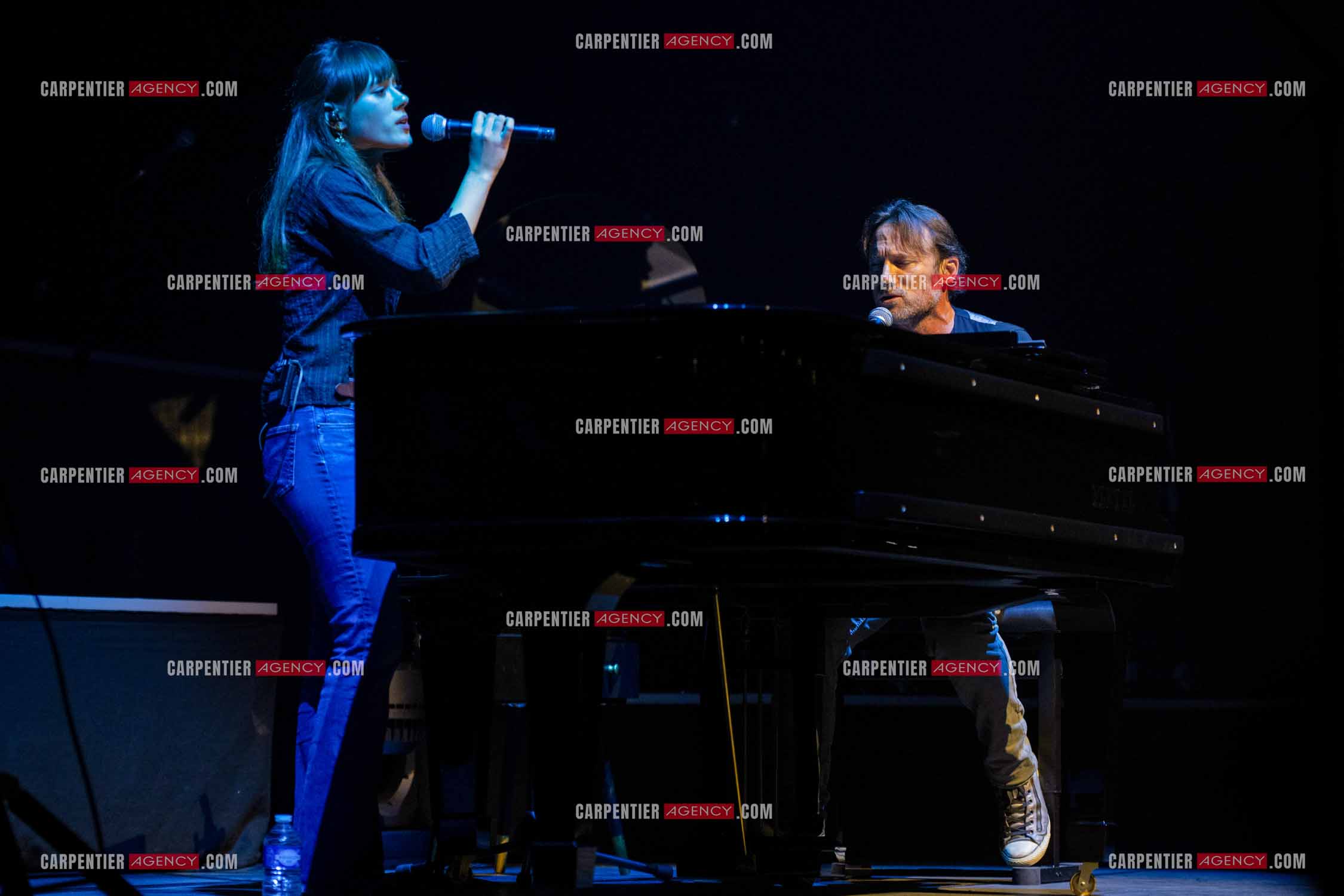 Le chanteur Christopher Stills, fils de Stephen Stills et de Véronique Sanson assurant la première partie des trois concerts à la Seine Musicale de sa mère la chanteuse Véronique Sanson. Christopher Stills en duo avec sa fille Sarenne.  ( Exclusif )