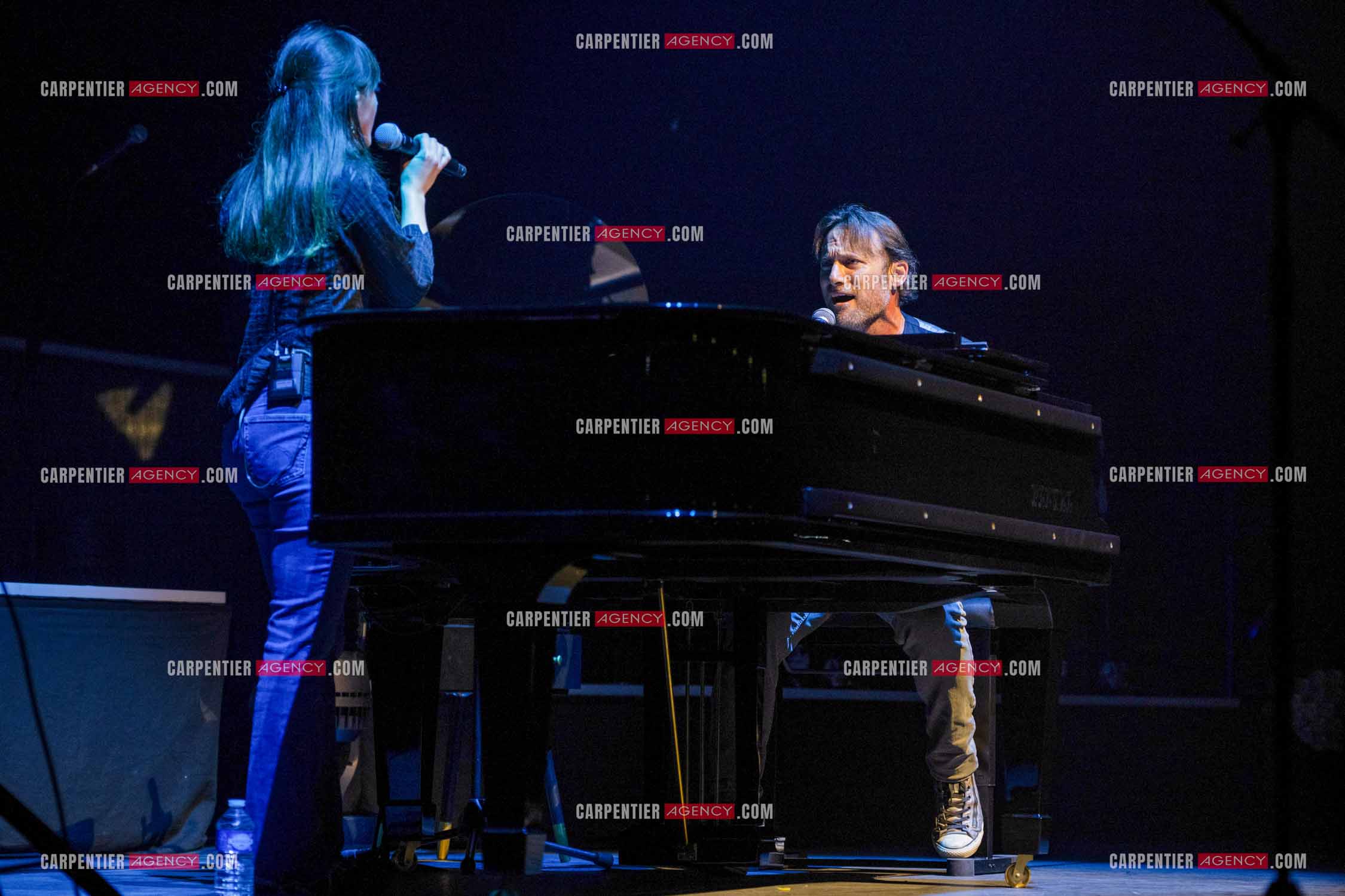 Le chanteur Christopher Stills, fils de Stephen Stills et de Véronique Sanson assurant la première partie des trois concerts à la Seine Musicale de sa mère la chanteuse Véronique Sanson. Christopher Stills en duo avec sa fille Sarenne.  ( Exclusif )