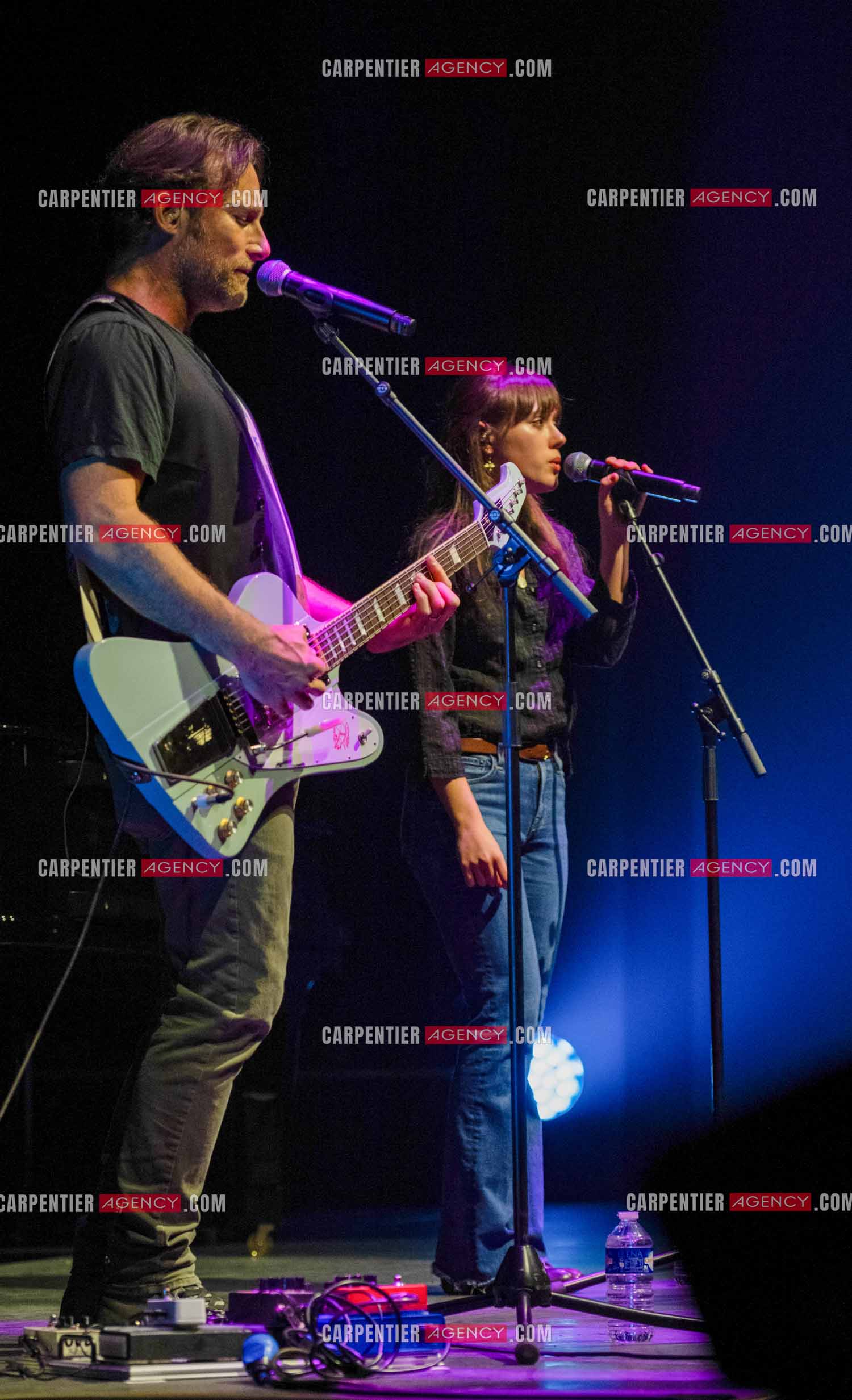 Le chanteur Christopher Stills, fils de Stephen Stills et de Véronique Sanson assurant la première partie des trois concerts à la Seine Musicale de sa mère la chanteuse Véronique Sanson. Christopher Stills en duo avec sa fille Sarenne.  ( Exclusif )