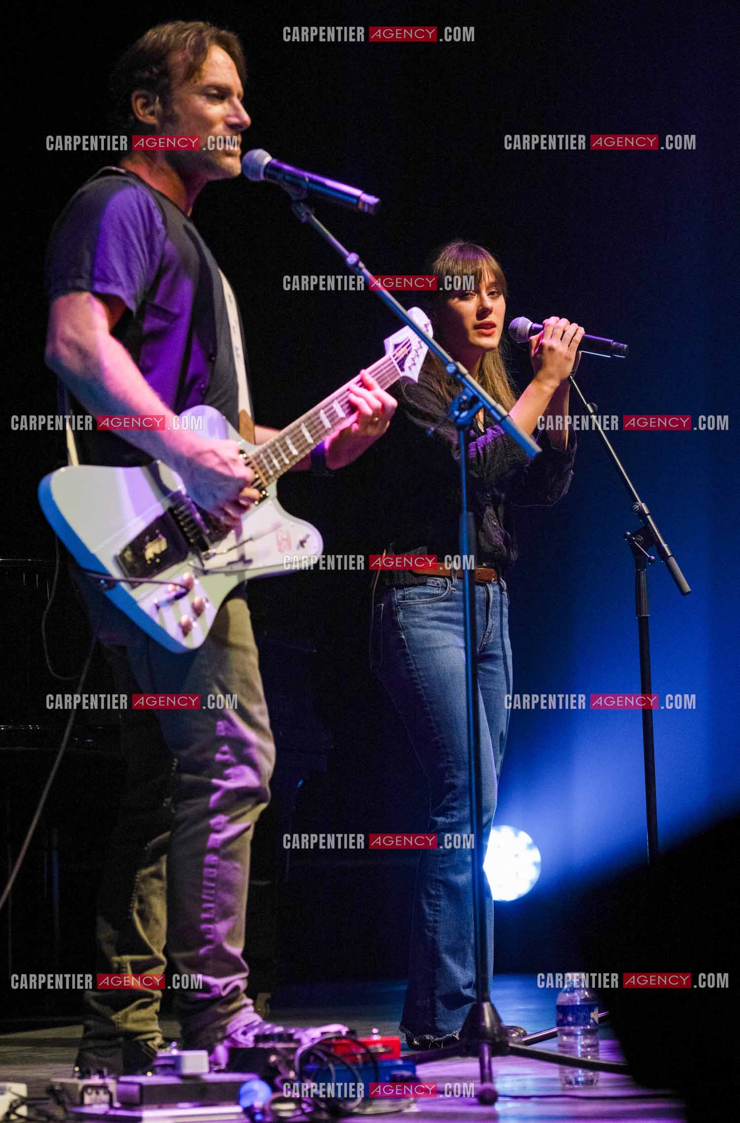 Le chanteur Christopher Stills, fils de Stephen Stills et de Véronique Sanson assurant la première partie des trois concerts à la Seine Musicale de sa mère la chanteuse Véronique Sanson. Christopher Stills en duo avec sa fille Sarenne.  ( Exclusif )