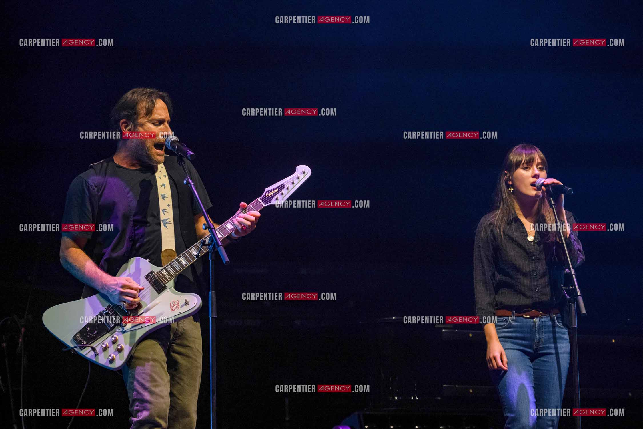 Le chanteur Christopher Stills, fils de Stephen Stills et de Véronique Sanson assurant la première partie des trois concerts à la Seine Musicale de sa mère la chanteuse Véronique Sanson. Christopher Stills en duo avec sa fille Sarenne.  ( Exclusif )