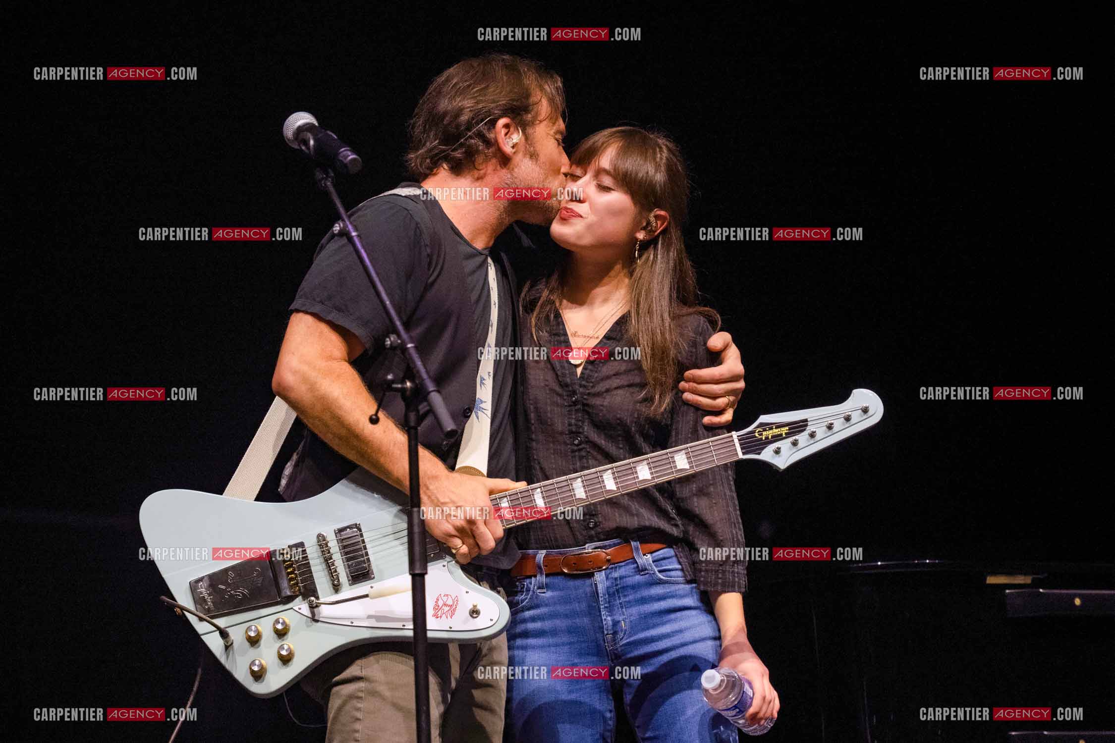 Le chanteur Christopher Stills, fils de Stephen Stills et de Véronique Sanson assurant la première partie des trois concerts à la Seine Musicale de sa mère la chanteuse Véronique Sanson. Christopher Stills en duo avec sa fille Sarenne.  ( Exclusif )