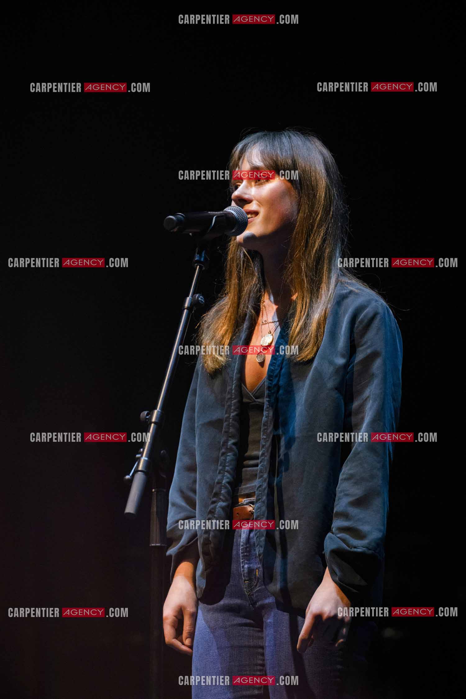 Le chanteur Christopher Stills, fils de Stephen Stills et de Véronique Sanson assurant la première partie des trois concerts à la Seine Musicale de sa mère la chanteuse Véronique Sanson. Christopher Stills en duo avec sa fille Sarenne.  ( Exclusif )