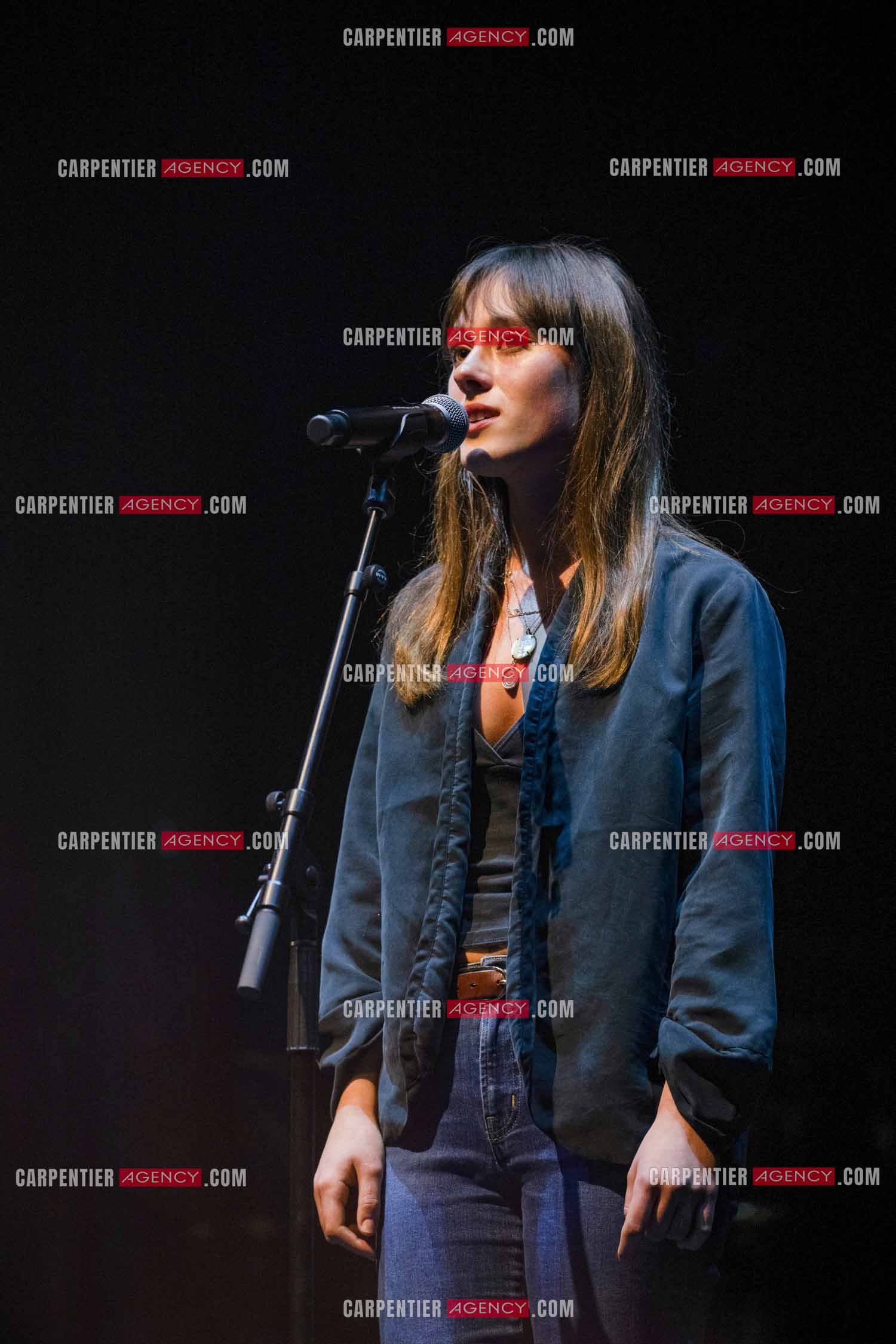 Le chanteur Christopher Stills, fils de Stephen Stills et de Véronique Sanson assurant la première partie des trois concerts à la Seine Musicale de sa mère la chanteuse Véronique Sanson. Christopher Stills en duo avec sa fille Sarenne.  ( Exclusif )