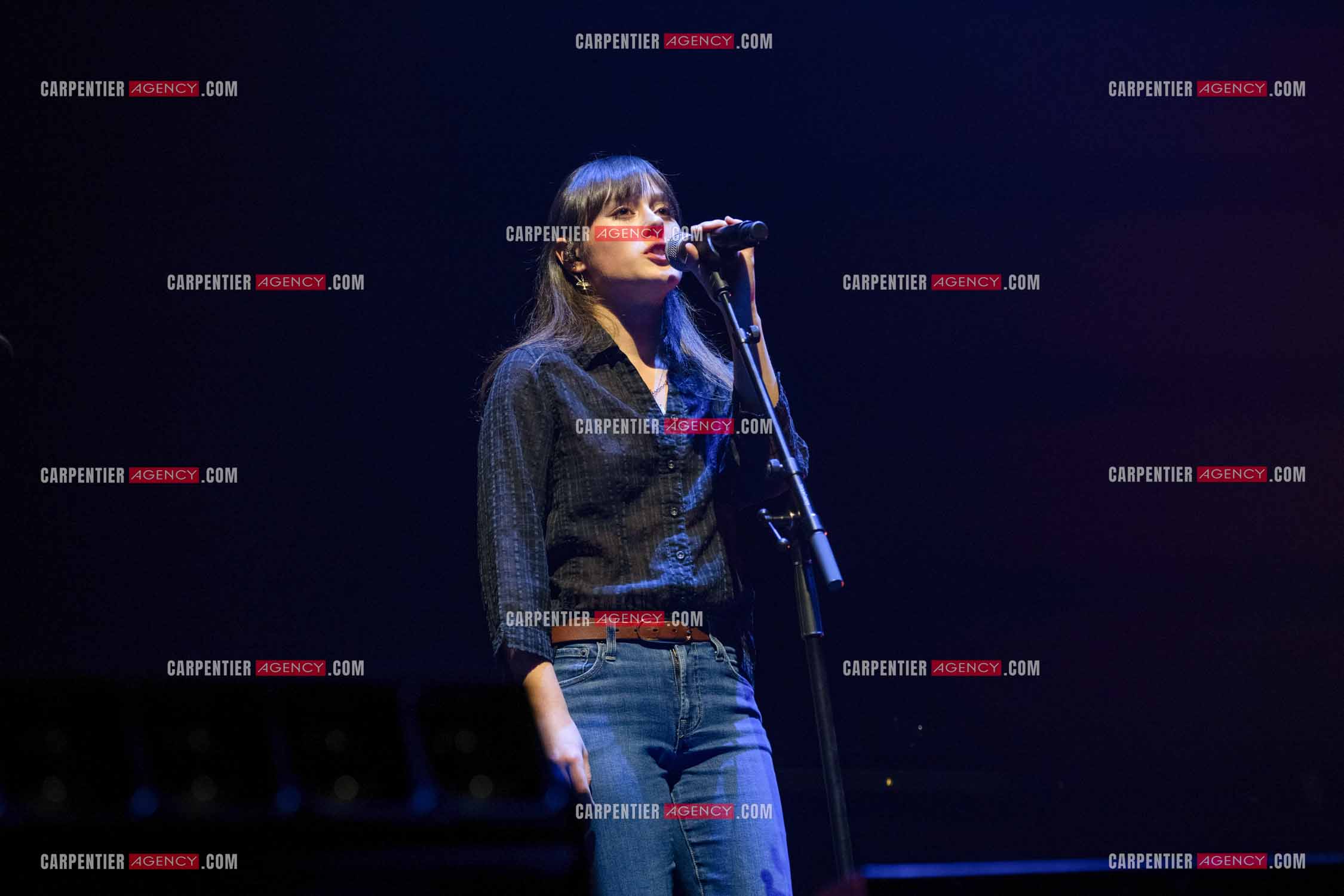 Le chanteur Christopher Stills, fils de Stephen Stills et de Véronique Sanson assurant la première partie des trois concerts à la Seine Musicale de sa mère la chanteuse Véronique Sanson. Christopher Stills en duo avec sa fille Sarenne.  ( Exclusif )