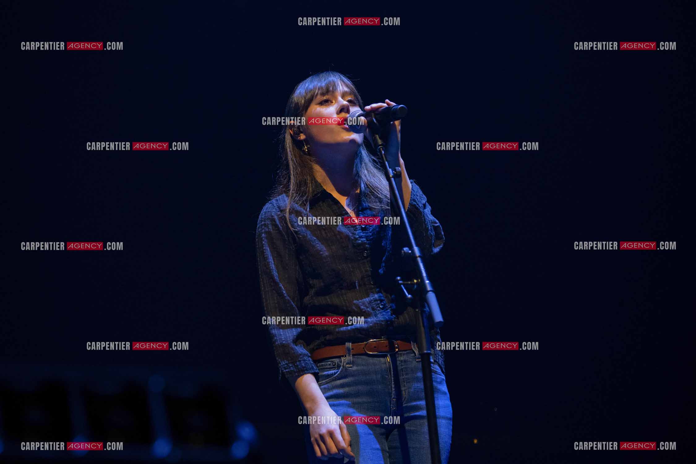 Le chanteur Christopher Stills, fils de Stephen Stills et de Véronique Sanson assurant la première partie des trois concerts à la Seine Musicale de sa mère la chanteuse Véronique Sanson. Christopher Stills en duo avec sa fille Sarenne.  ( Exclusif )