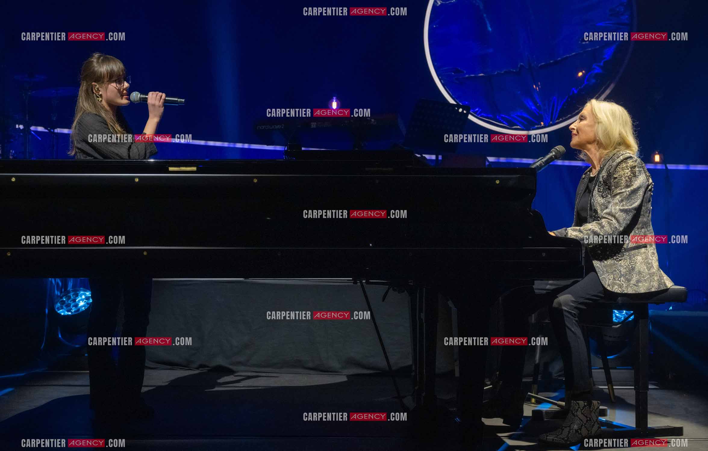 Le chanteur Christopher Stills, fils de Stephen Stills et de Véronique Sanson assurant la première partie des trois concerts à la Seine Musicale de sa mère la chanteuse Véronique Sanson. Sur scène, trois générations. Véronique Sanson avec son fils Christopher Stills et sa petite fille Sarenne Stills. ( Exclusif )