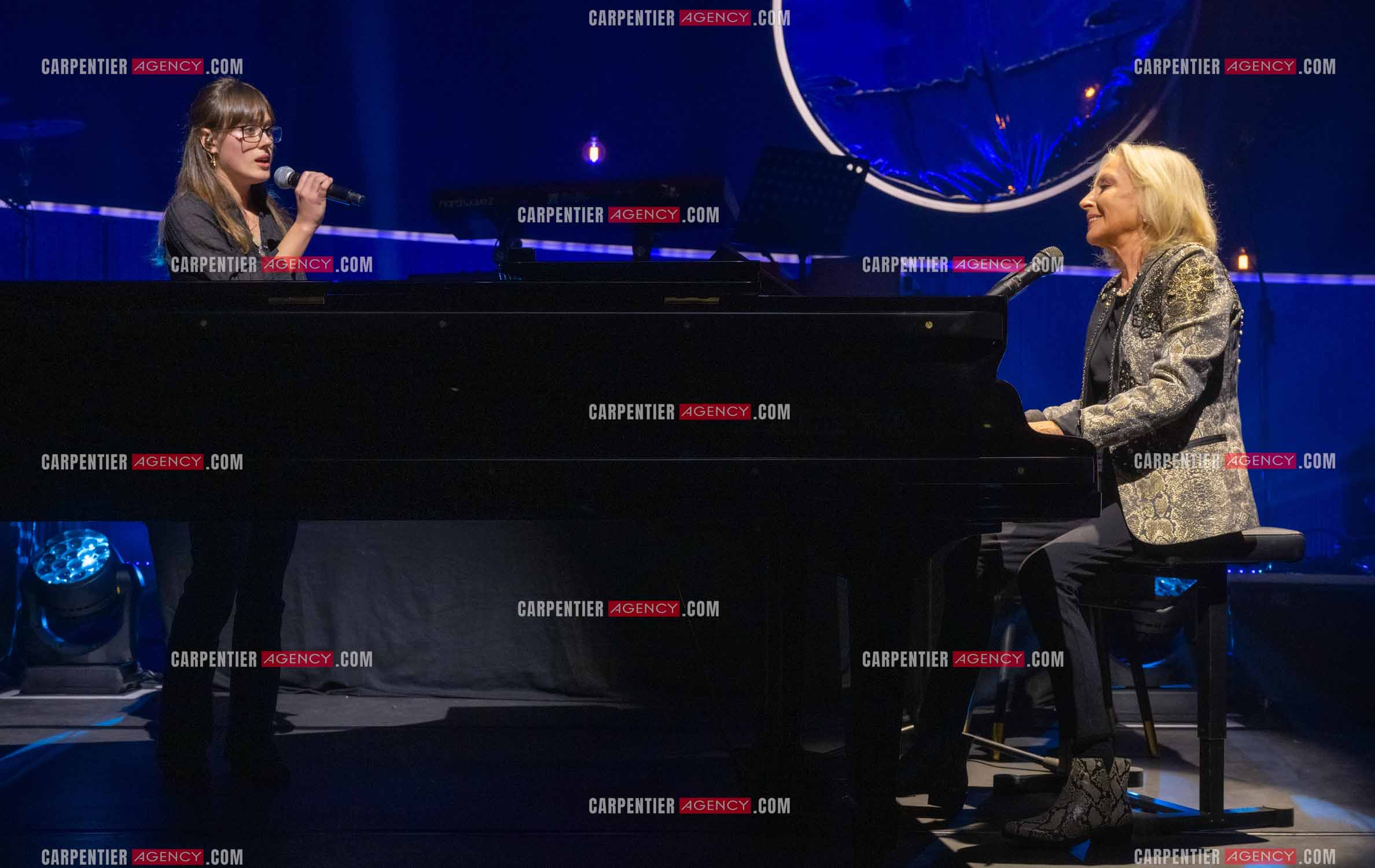Le chanteur Christopher Stills, fils de Stephen Stills et de Véronique Sanson assurant la première partie des trois concerts à la Seine Musicale de sa mère la chanteuse Véronique Sanson. Sur scène, trois générations. Véronique Sanson avec son fils Christopher Stills et sa petite fille Sarenne Stills. ( Exclusif )