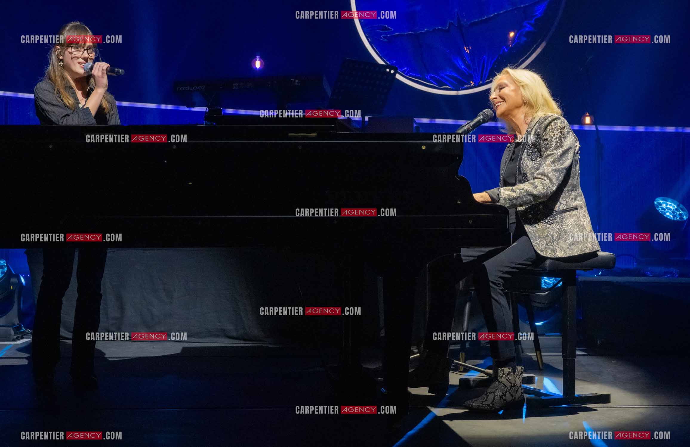 Le chanteur Christopher Stills, fils de Stephen Stills et de Véronique Sanson assurant la première partie des trois concerts à la Seine Musicale de sa mère la chanteuse Véronique Sanson. Sur scène, trois générations. Véronique Sanson avec son fils Christopher Stills et sa petite fille Sarenne Stills. ( Exclusif )