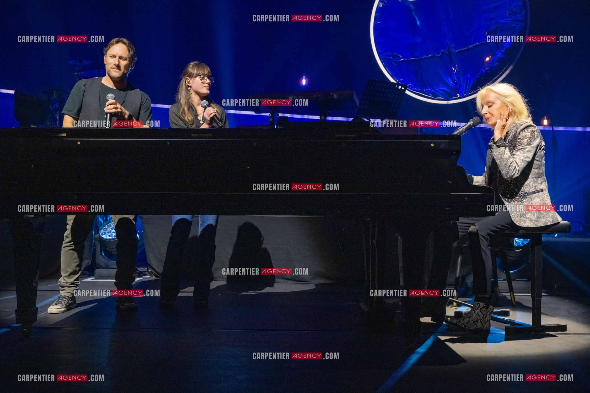 Le chanteur Christopher Stills, fils de Stephen Stills et de Véronique Sanson assurant la première partie des trois concerts à la Seine Musicale de sa mère la chanteuse Véronique Sanson. Sur scène, trois générations. Véronique Sanson avec son fils Christopher Stills et sa petite fille Sarenne Stills. ( Exclusif )