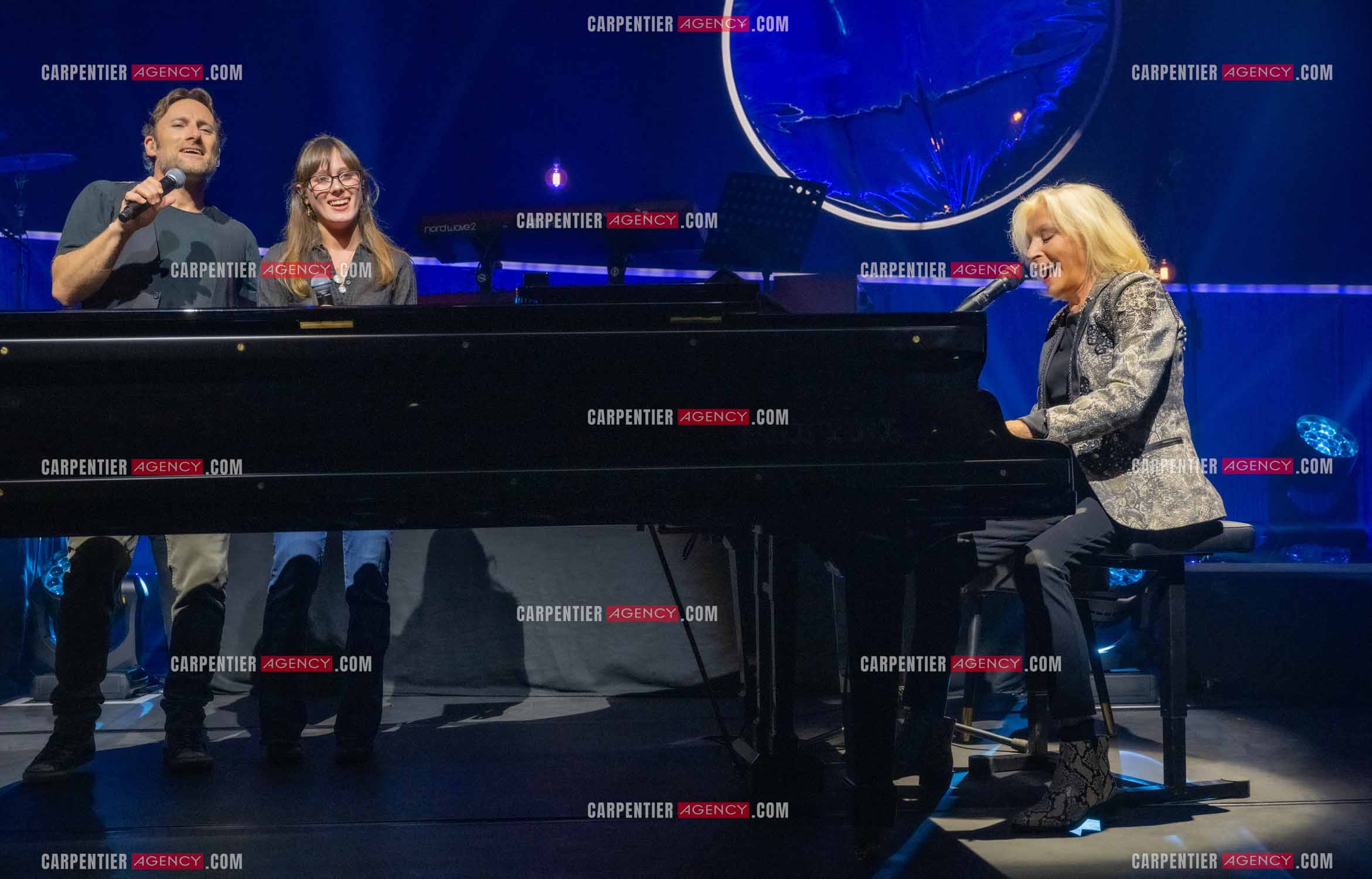 Le chanteur Christopher Stills, fils de Stephen Stills et de Véronique Sanson assurant la première partie des trois concerts à la Seine Musicale de sa mère la chanteuse Véronique Sanson. Sur scène, trois générations. Véronique Sanson avec son fils Christopher Stills et sa petite fille Sarenne Stills. ( Exclusif )