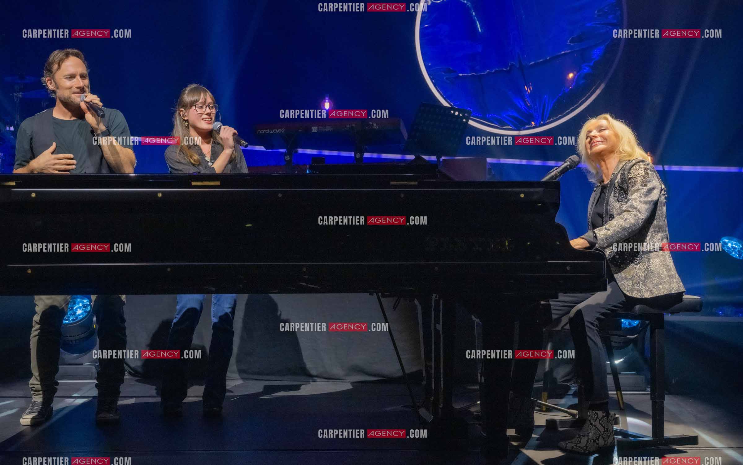 Le chanteur Christopher Stills, fils de Stephen Stills et de Véronique Sanson assurant la première partie des trois concerts à la Seine Musicale de sa mère la chanteuse Véronique Sanson. Sur scène, trois générations. Véronique Sanson avec son fils Christopher Stills et sa petite fille Sarenne Stills. ( Exclusif )
