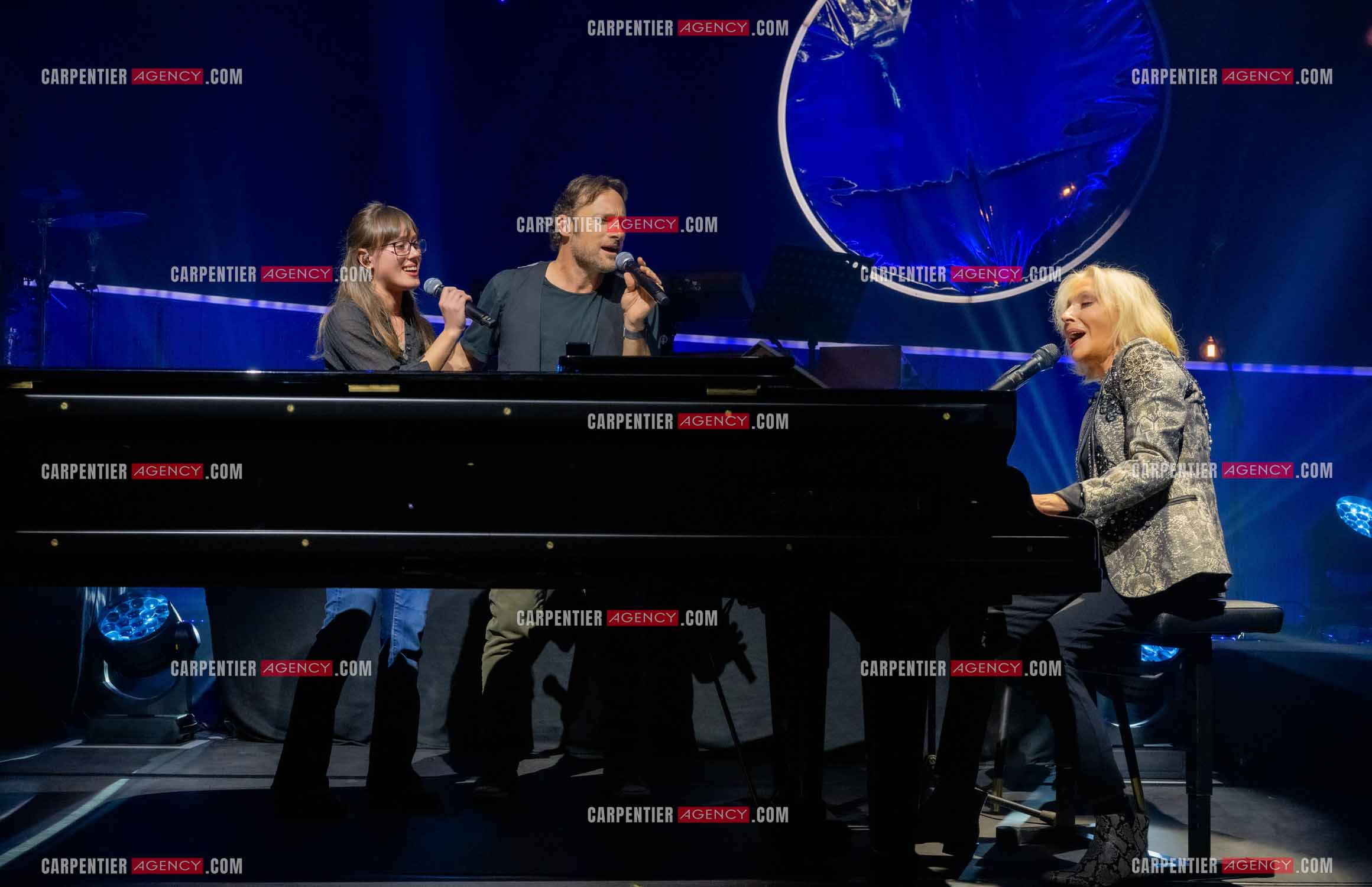 Le chanteur Christopher Stills, fils de Stephen Stills et de Véronique Sanson assurant la première partie des trois concerts à la Seine Musicale de sa mère la chanteuse Véronique Sanson. Sur scène, trois générations. Véronique Sanson avec son fils Christopher Stills et sa petite fille Sarenne Stills. ( Exclusif )