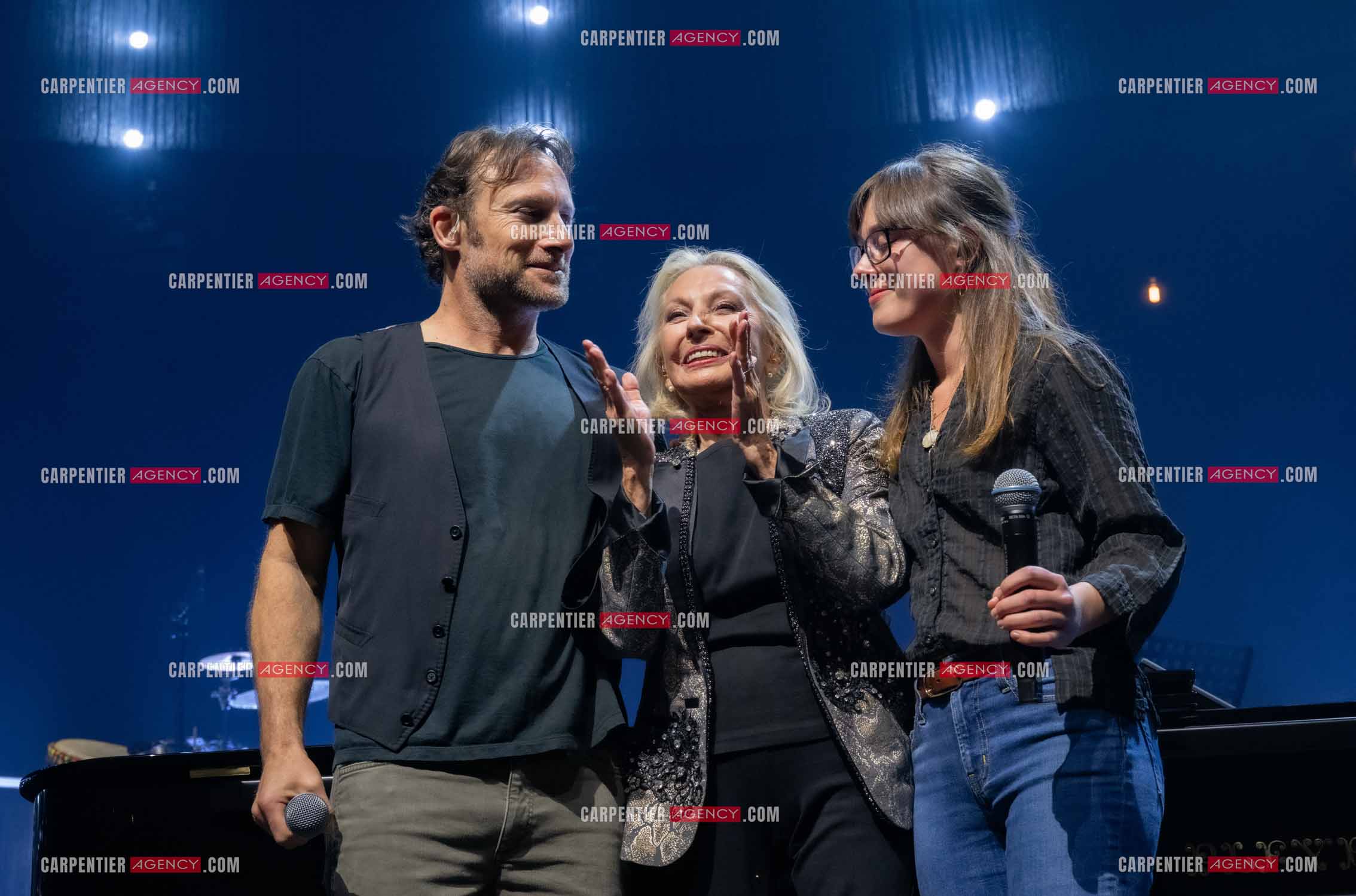Le chanteur Christopher Stills, fils de Stephen Stills et de Véronique Sanson assurant la première partie des trois concerts à la Seine Musicale de sa mère la chanteuse Véronique Sanson. Sur scène, trois générations. Véronique Sanson avec son fils Christopher Stills et sa petite fille Sarenne Stills. ( Exclusif )
