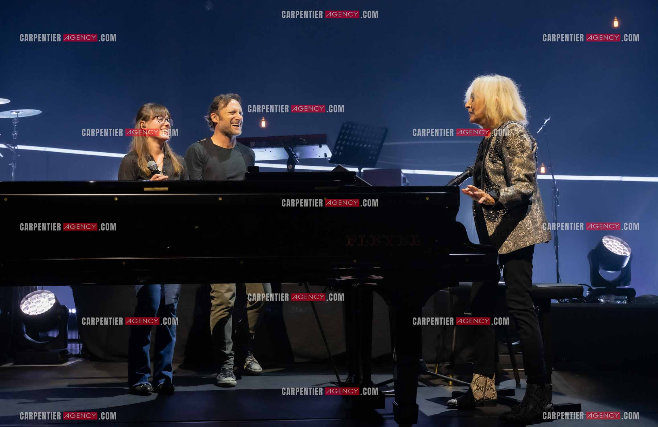 Le chanteur Christopher Stills, fils de Stephen Stills et de Véronique Sanson assurant la première partie des trois concerts à la Seine Musicale de sa mère la chanteuse Véronique Sanson. Sur scène, trois générations. Véronique Sanson avec son fils Christopher Stills et sa petite fille Sarenne Stills. ( Exclusif )