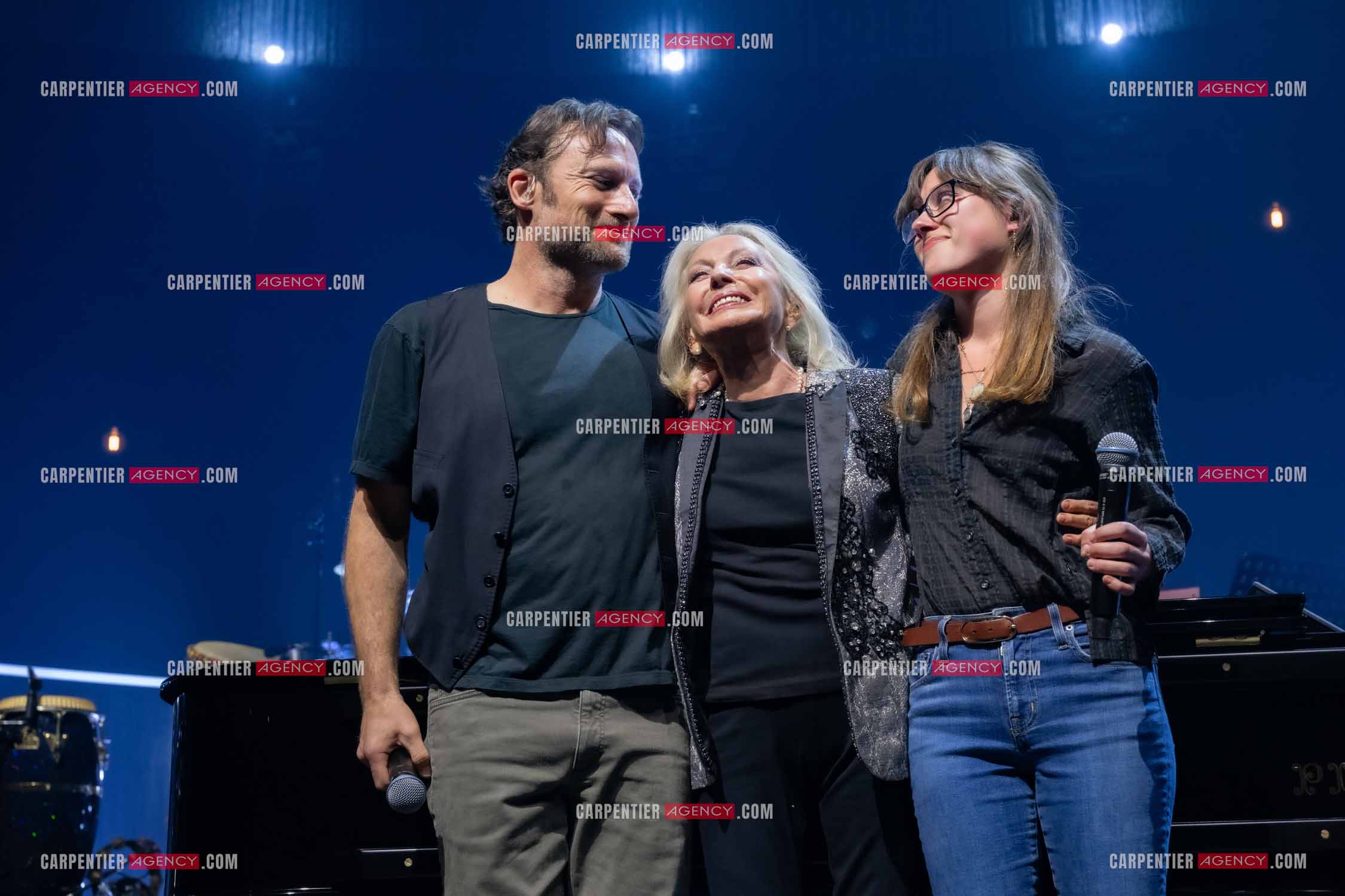 Le chanteur Christopher Stills, fils de Stephen Stills et de Véronique Sanson assurant la première partie des trois concerts à la Seine Musicale de sa mère la chanteuse Véronique Sanson. Sur scène, trois générations. Véronique Sanson avec son fils Christopher Stills et sa petite fille Sarenne Stills. ( Exclusif )